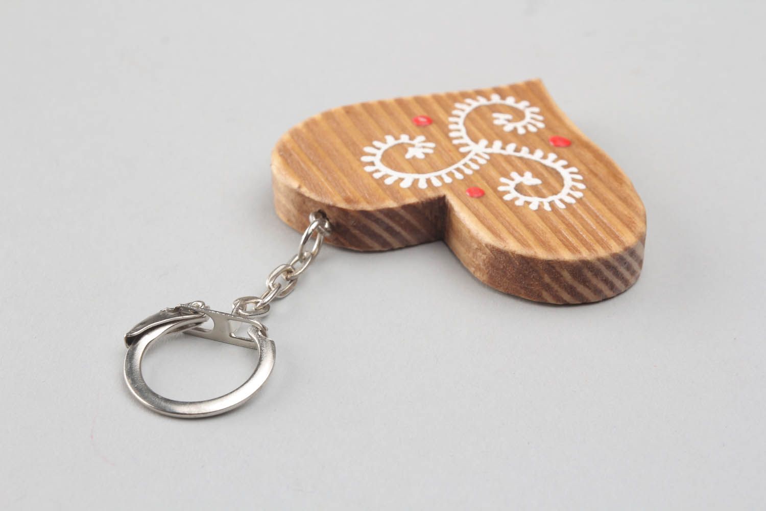 Chaveiro artesanal para chaves feito de madeira e pintado à mão na forma de coração foto 2