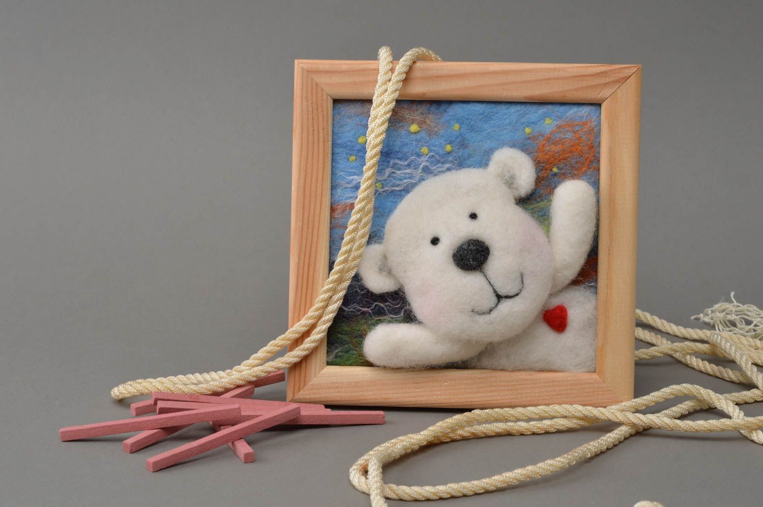 Tableau ours blanc en laine naturelle feutrée fait main dans cadre en bois photo 1