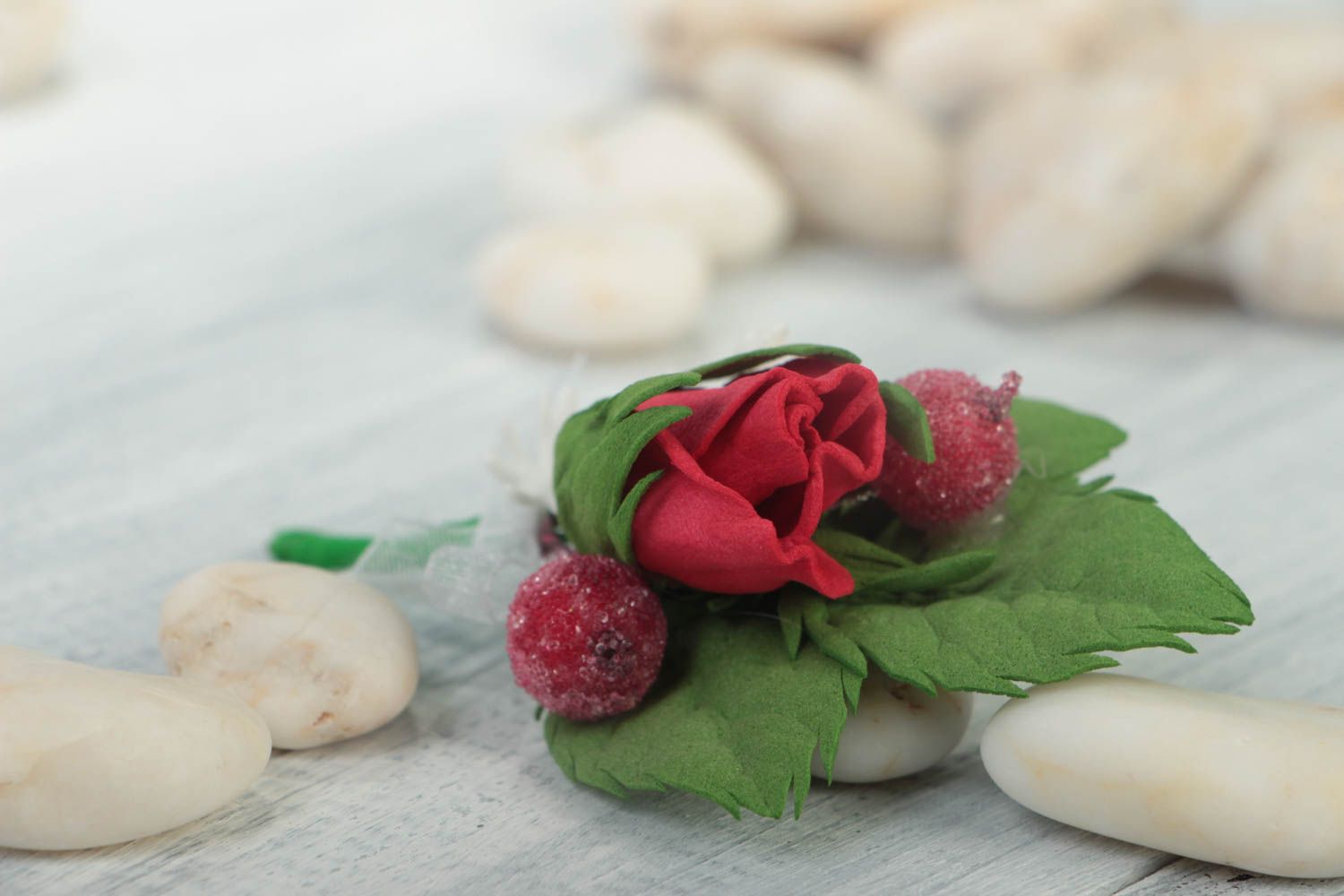 Boutonnière rose rouge avec petites fleurs blanches et baies faite main photo 1