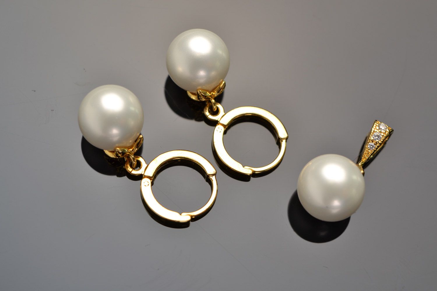 Pendientes y colgante de perlas artificiales hechos a mano foto 5