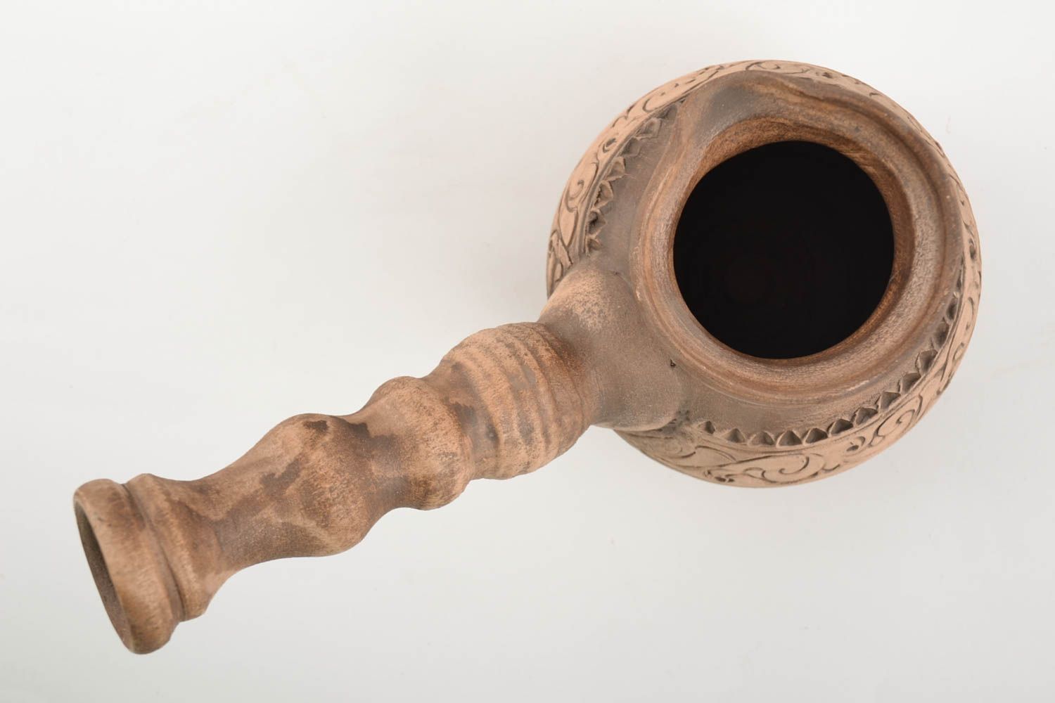 Керамическая турка необычная коричневая с узорами объемом 500 мл ручная работа фото 4