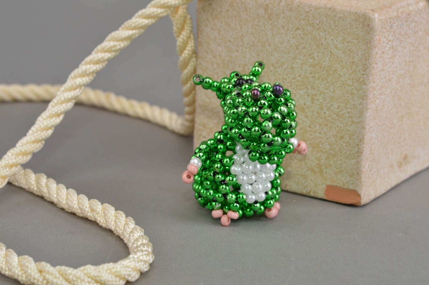 Бисерная фигурка бегемотика зеленого ручной работы маленькая для декора дома фото 1