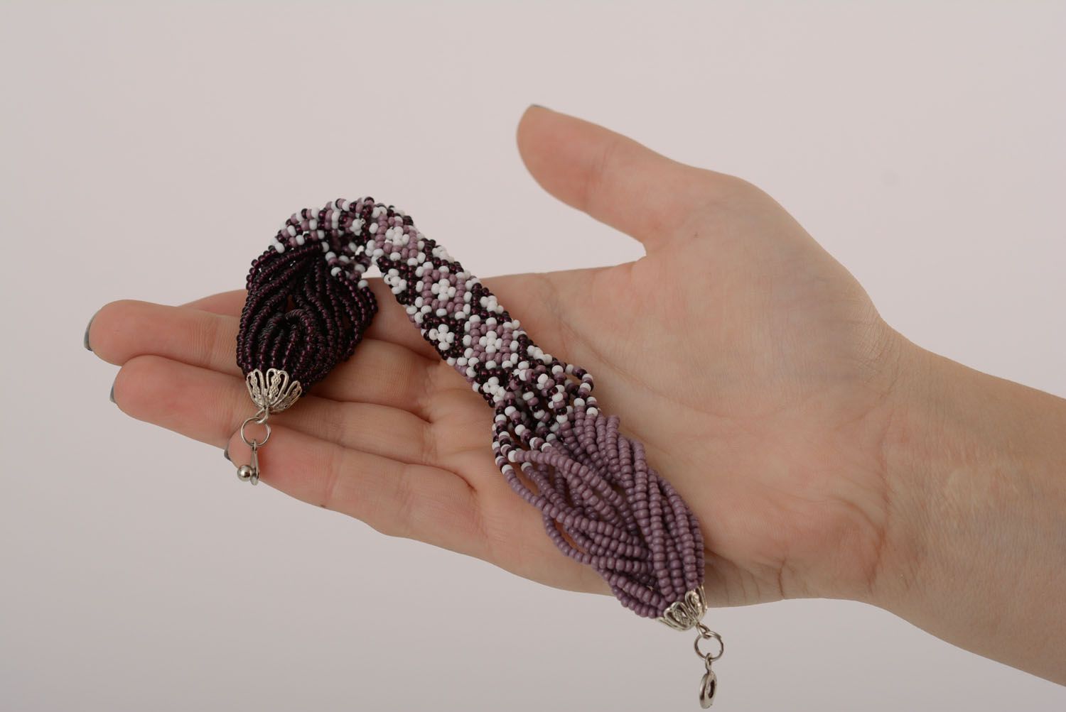 Плетеный браслет из бисера Сирень фото 5