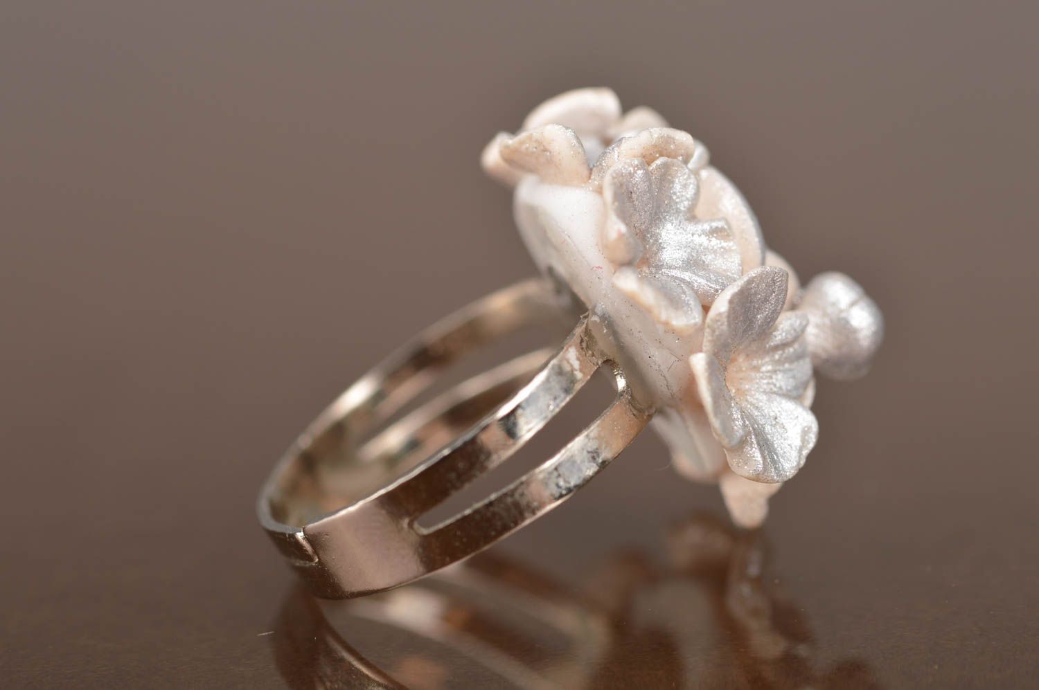Красивый перстень из полимерной глины ручной работы серебристый оригинальный фото 4