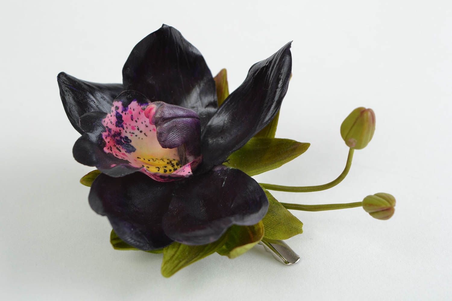 Заколка из холодного фарфора черная в виде орхидеи необычная красивая хэнд мейд фото 4