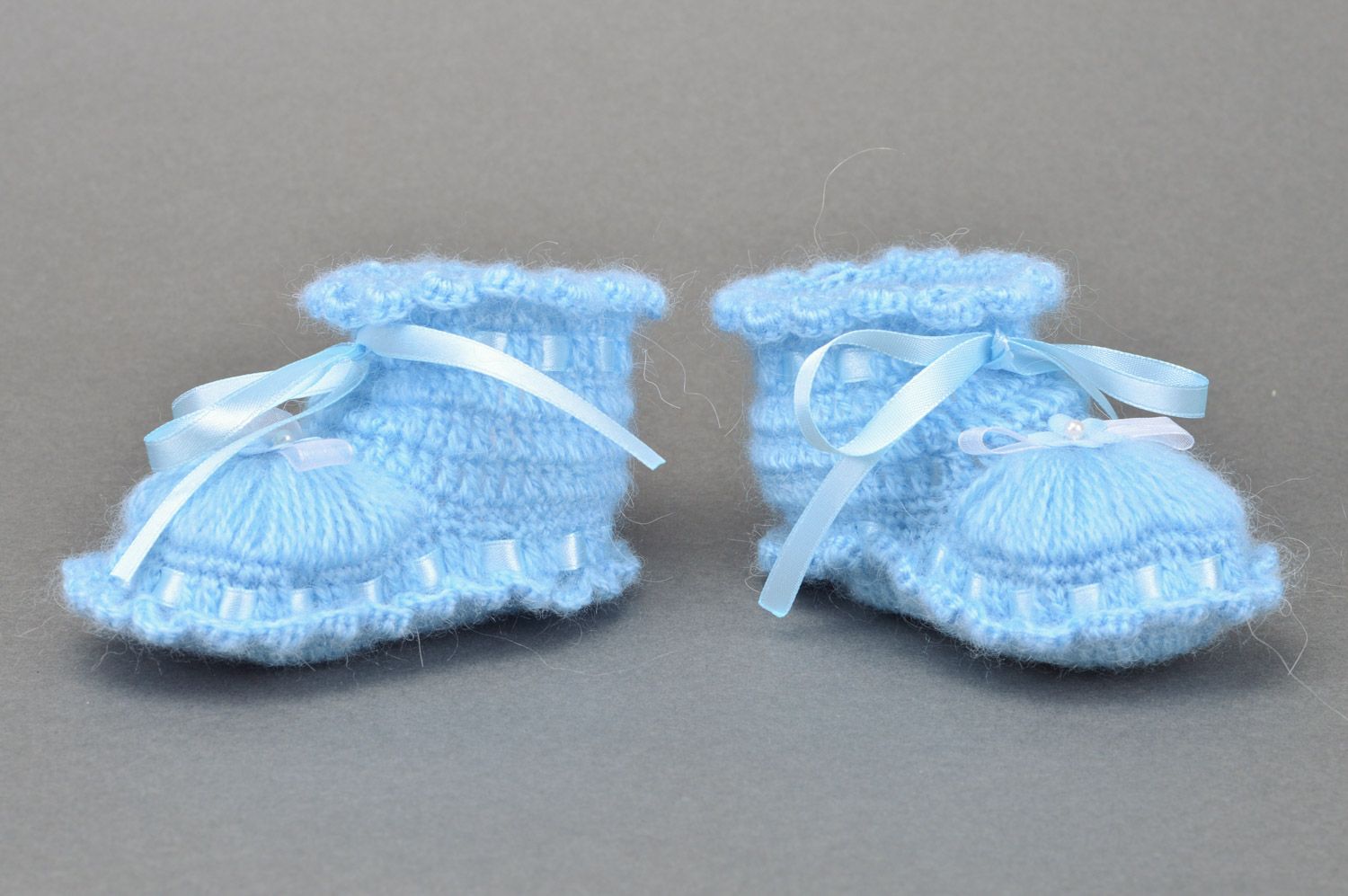 Blaue gehäkelte Babyschuhe mit Schuhbändern handgemacht aus Acryl für Mädchen foto 2