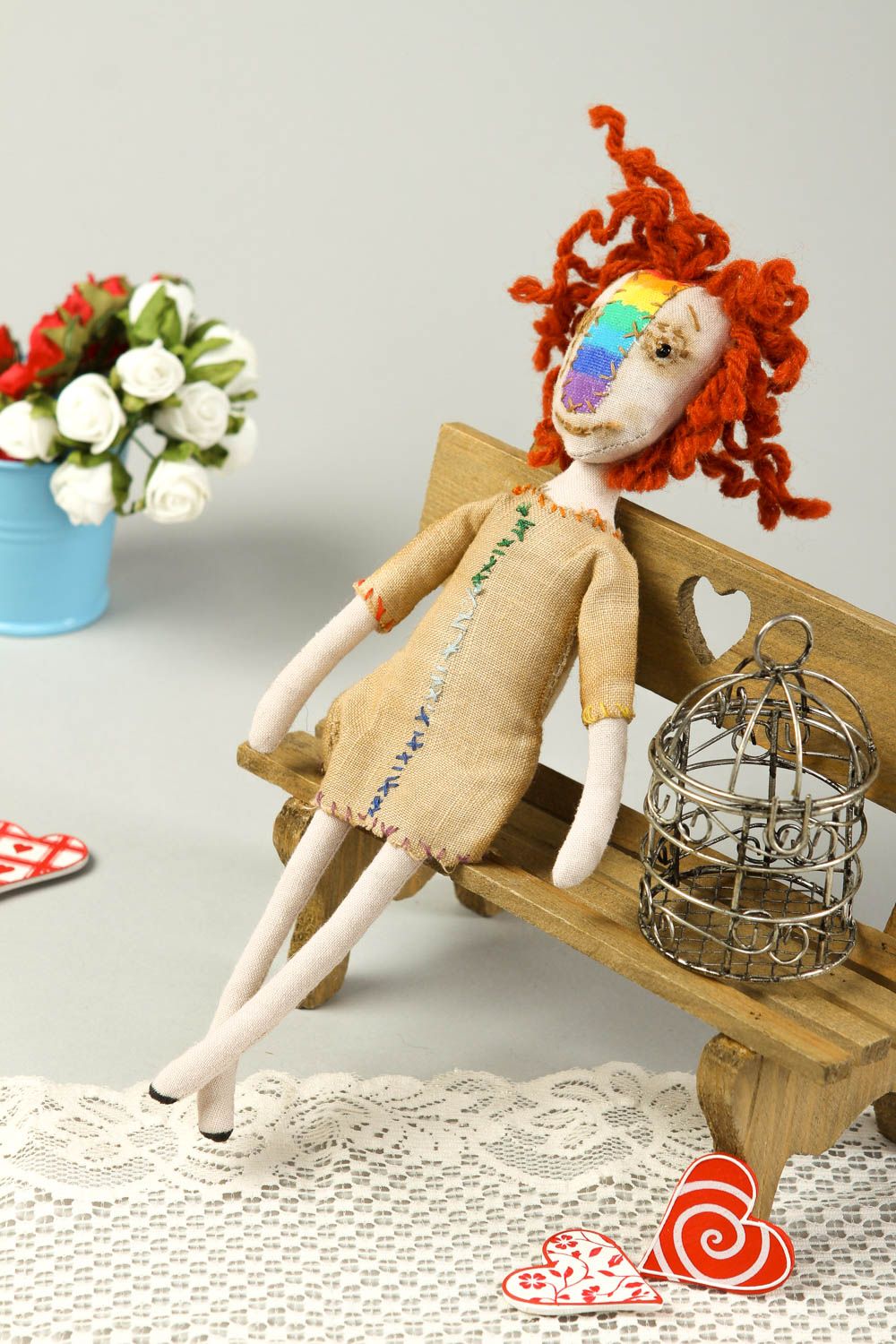 Bambola in cotone fatta a mano pupazzo tessile originale e decorativo foto 1