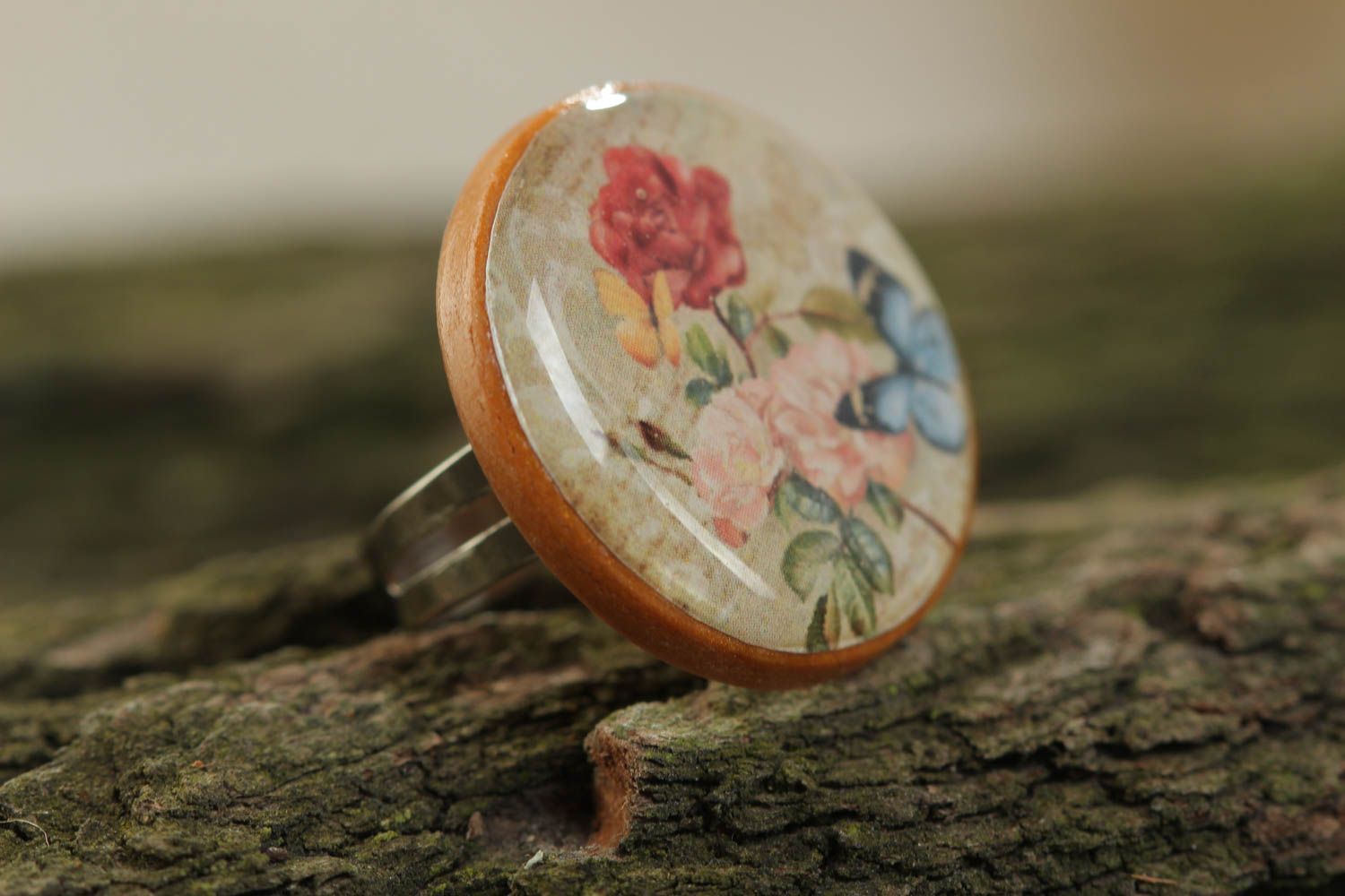 Beautiful handcrafted vintage ring made of glass glaze with flower print photo 1