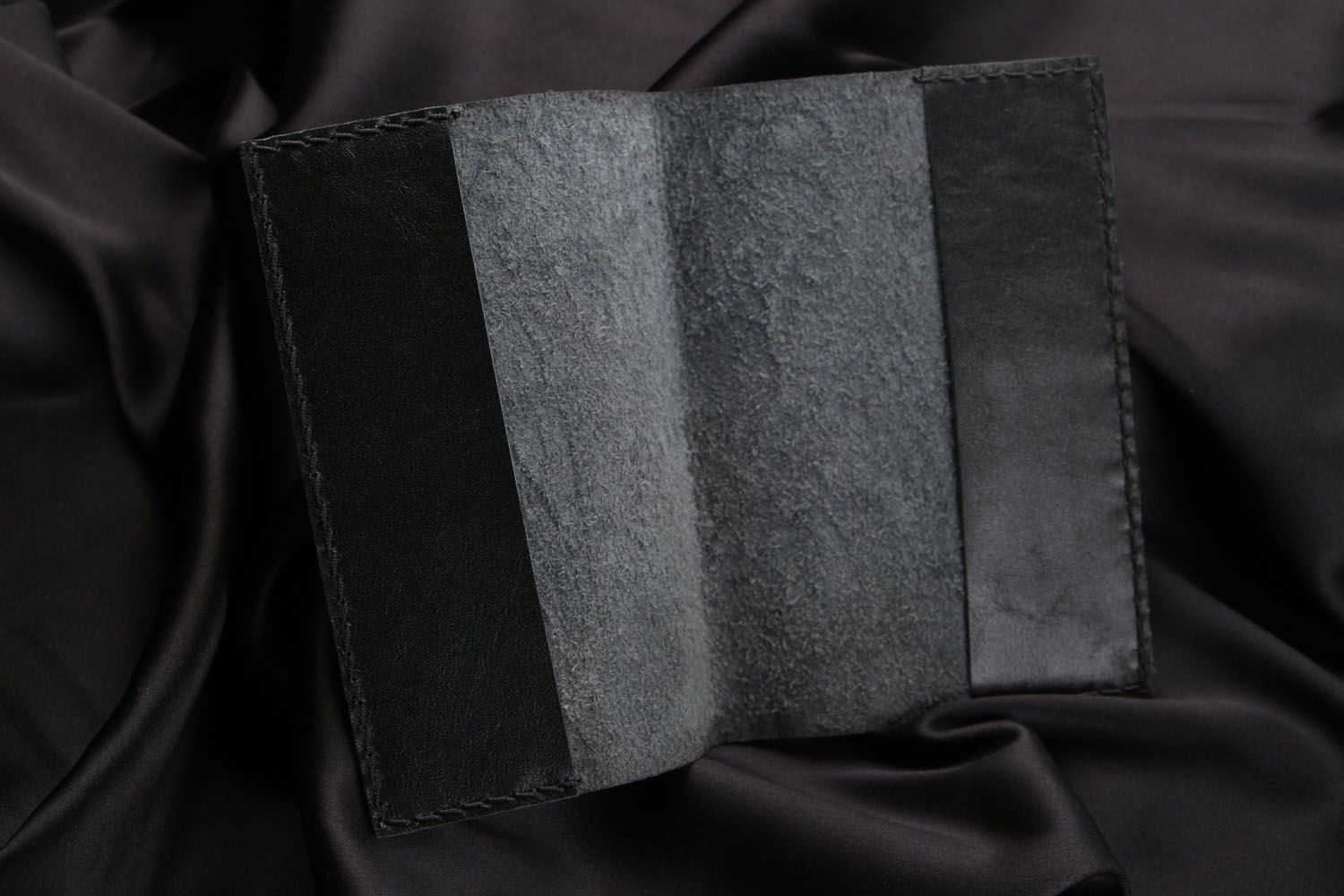 Porte-passeport en cuir naturel noir fait main photo 2