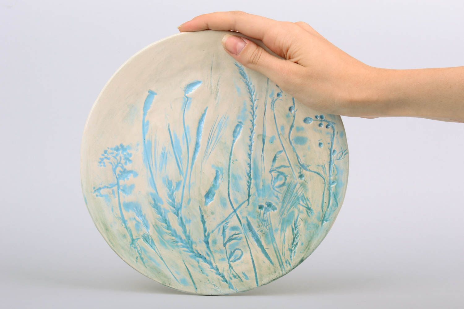 Assiette en céramique ronde bleue décorée de motif végétal faite main originale photo 2
