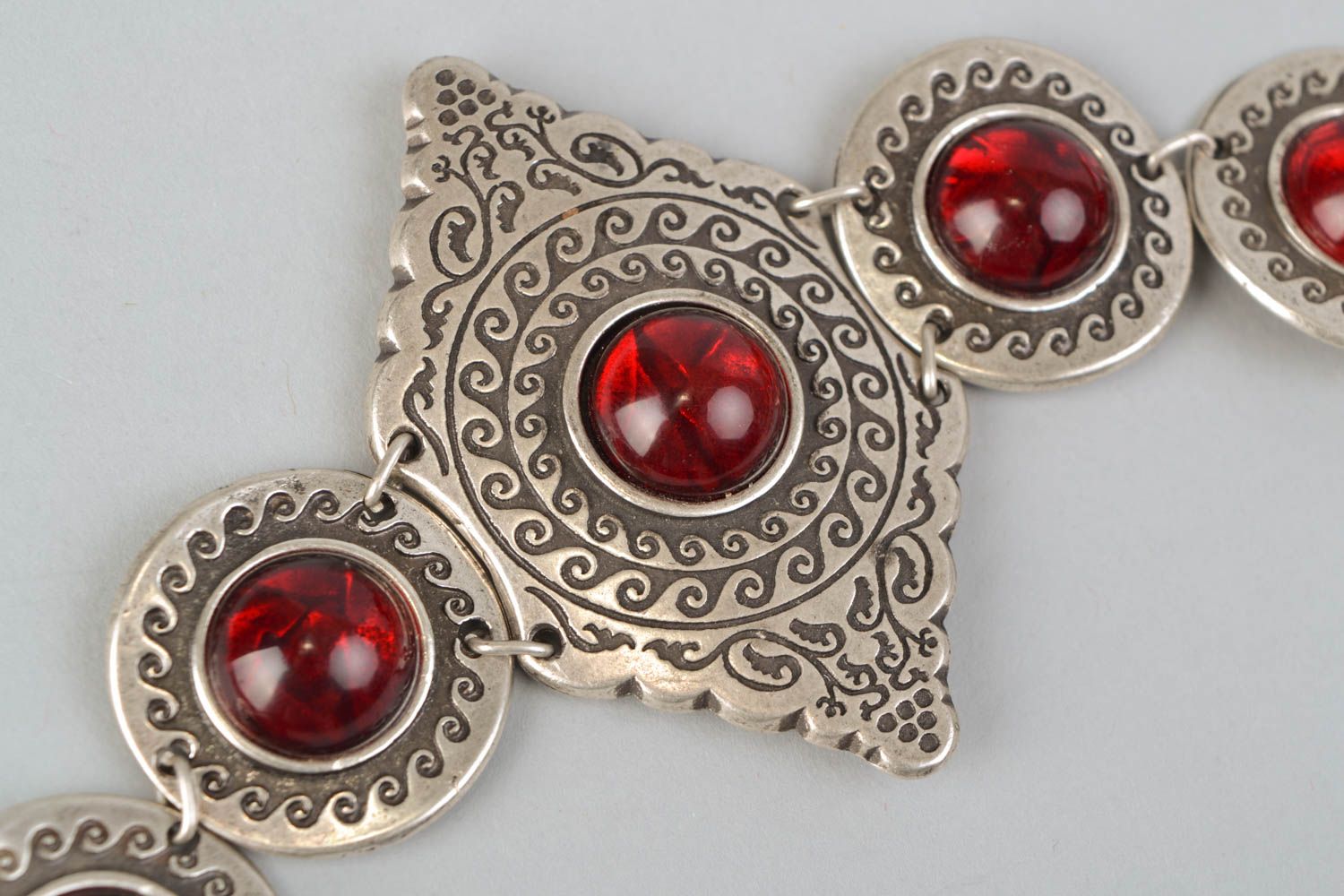 Bracelet en métal avec cabochons en verre rouges fait main ethnique pour femme photo 3