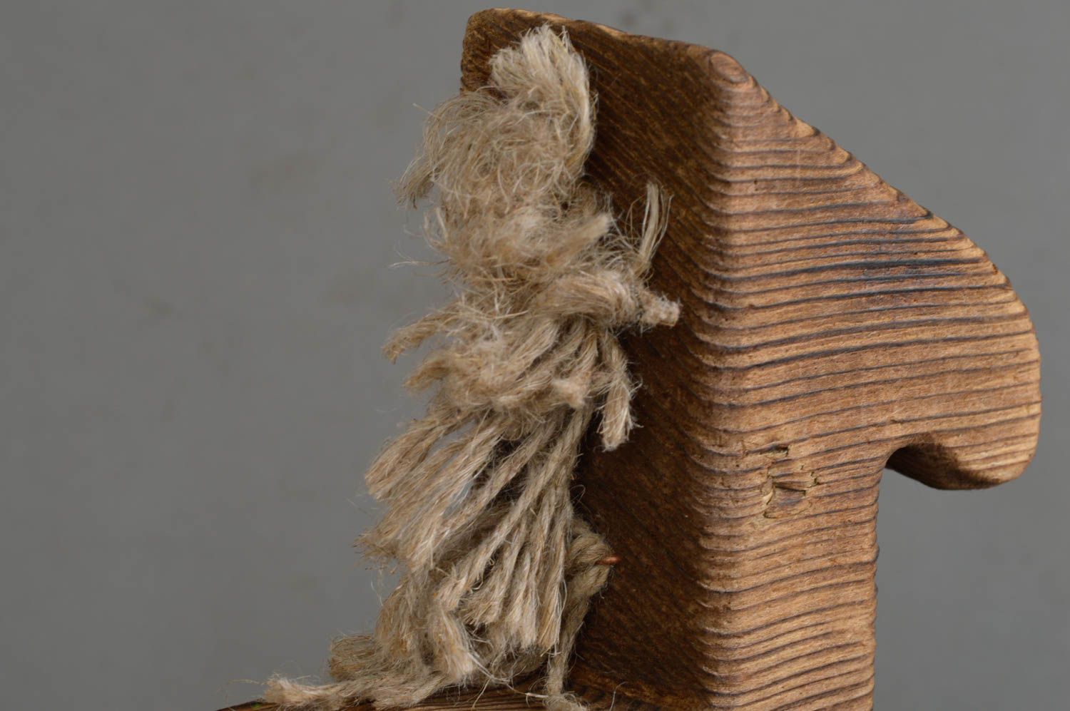 Originelle geschnitzte handgemachte Figurine aus Holz Pferdchen mit Metall foto 5