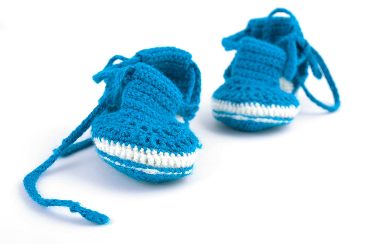 Вязаные пинетки сандалики для мальчика синие на завязках маленькие ручной работы фото 5