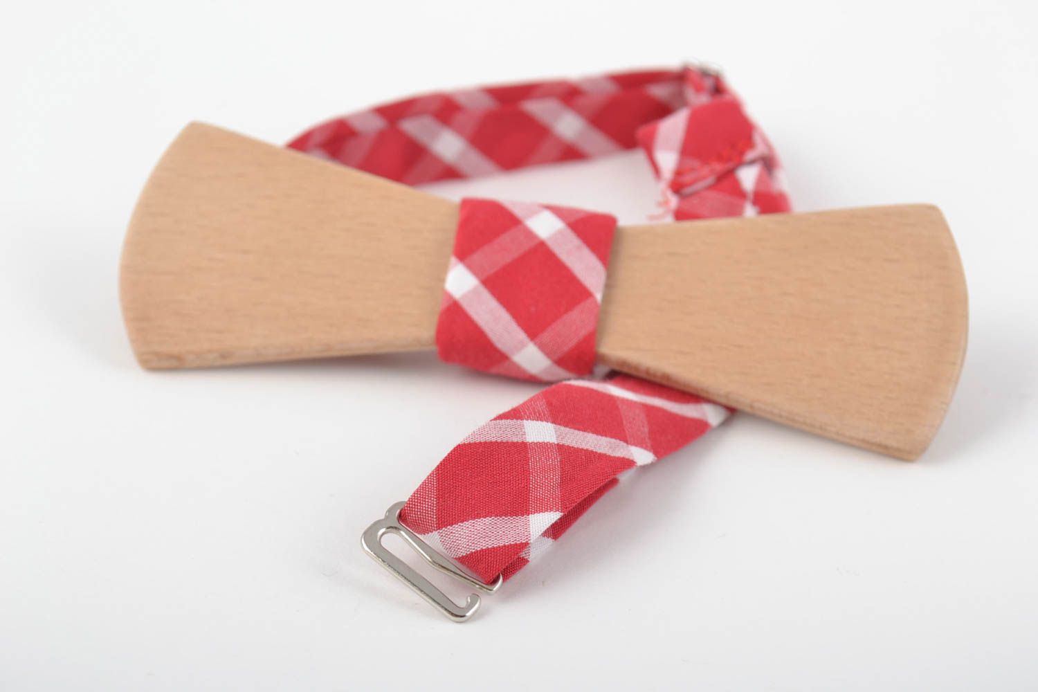 Деревянный галстук-бабочка с тканевым ремешком ручной работы красный в клетку фото 4