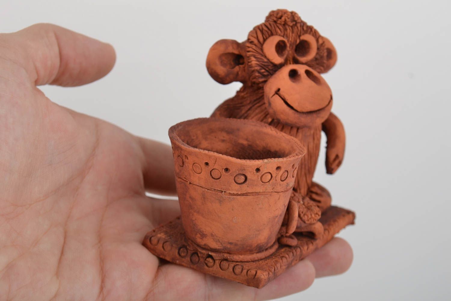 Подставка для карандашей из глины в виде стаканчика с обезьяной ручной работы фото 2