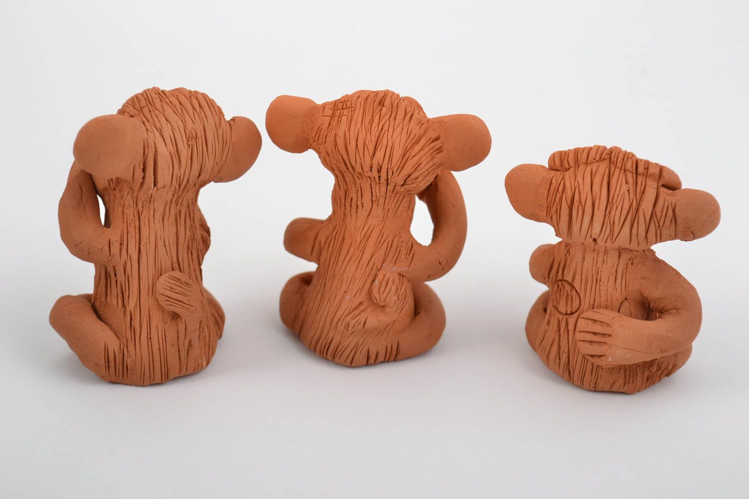 Figuras de arcilla roja hechas a mano marrones tres monos  foto 3