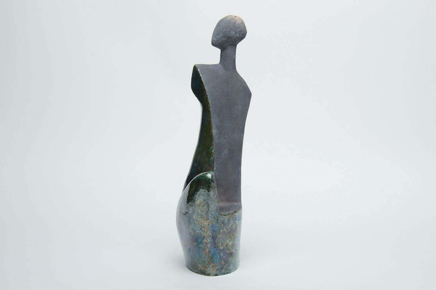 Figura cerámica cubierta con esmalte con forma de silueta de mujer foto 2