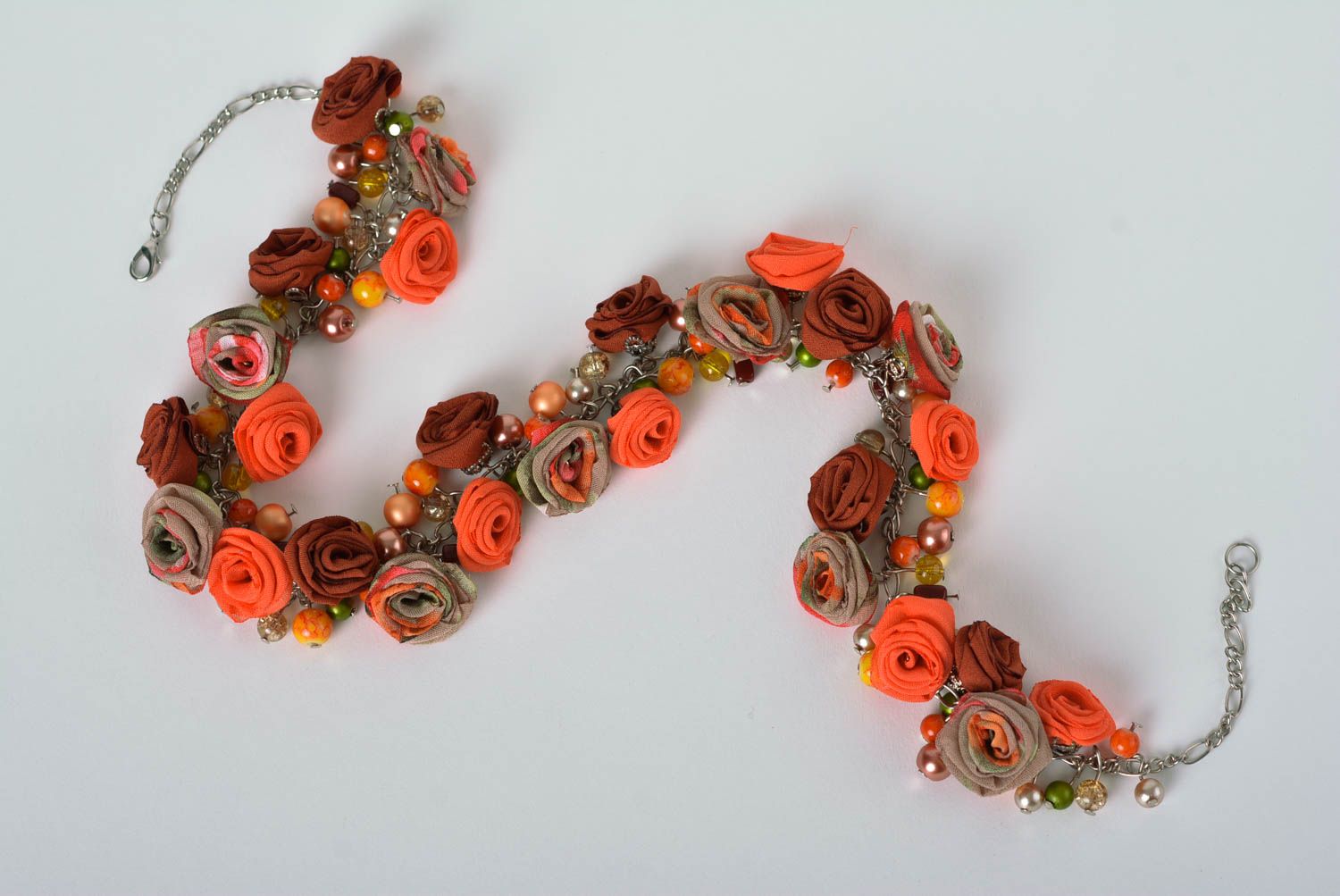 Колье из бусин колье ручной работы украшение из бусин с розами из шифона фото 5