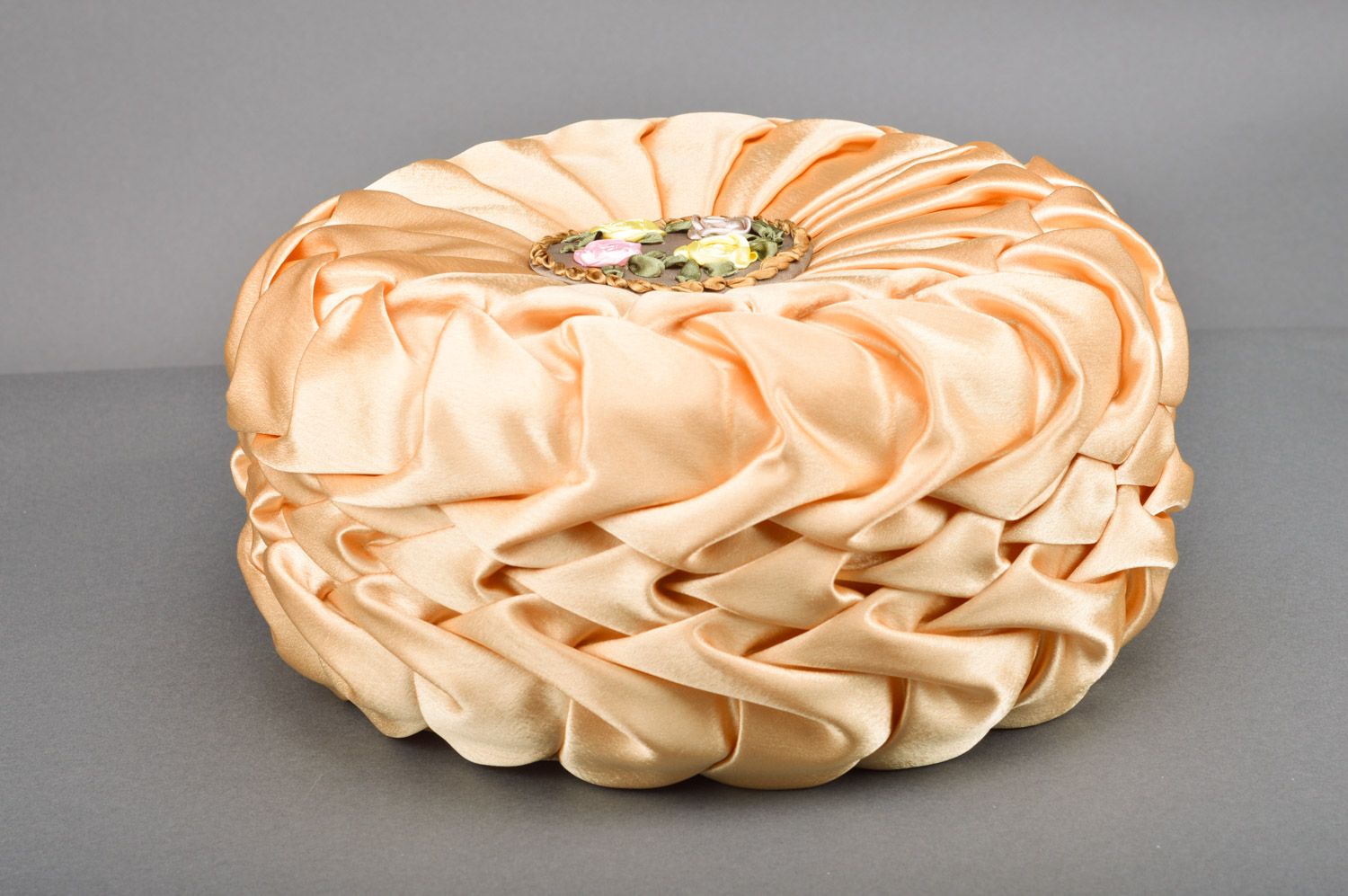 Rundes stilvolles beige Kissen aus Stoff und Atlasbändern handmade für Polstermöbel  foto 1