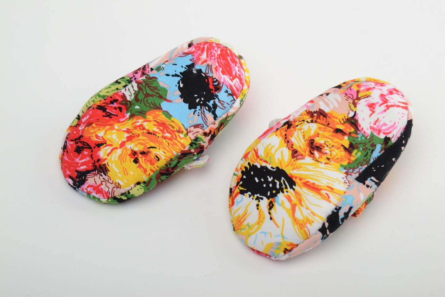 Chaussures pour bébé fille coton multicolore avec boutons originales faites main photo 4