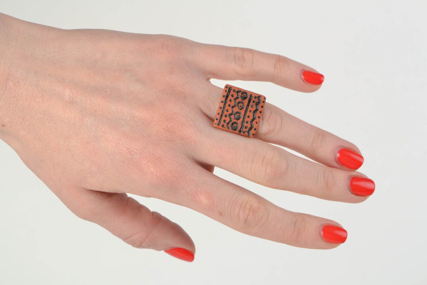 Кольцо из полимерной глины квадратное модное с орнаментом коричневое хенд мэйд фото 2