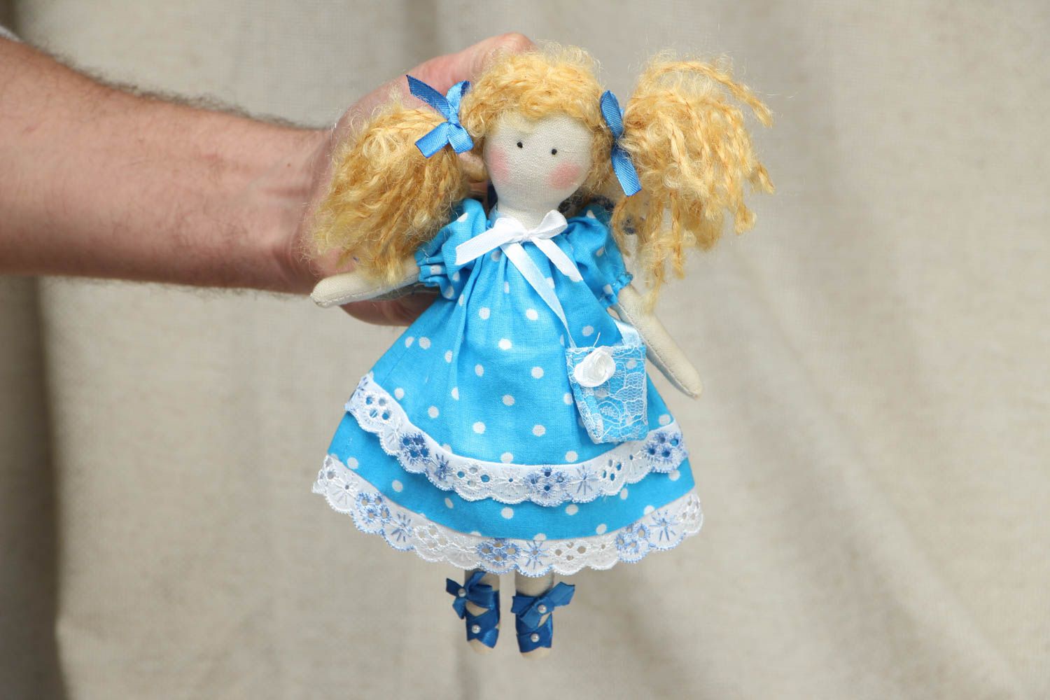 Дизайнерская кукла из ткани Ангелок в голубом фото 4