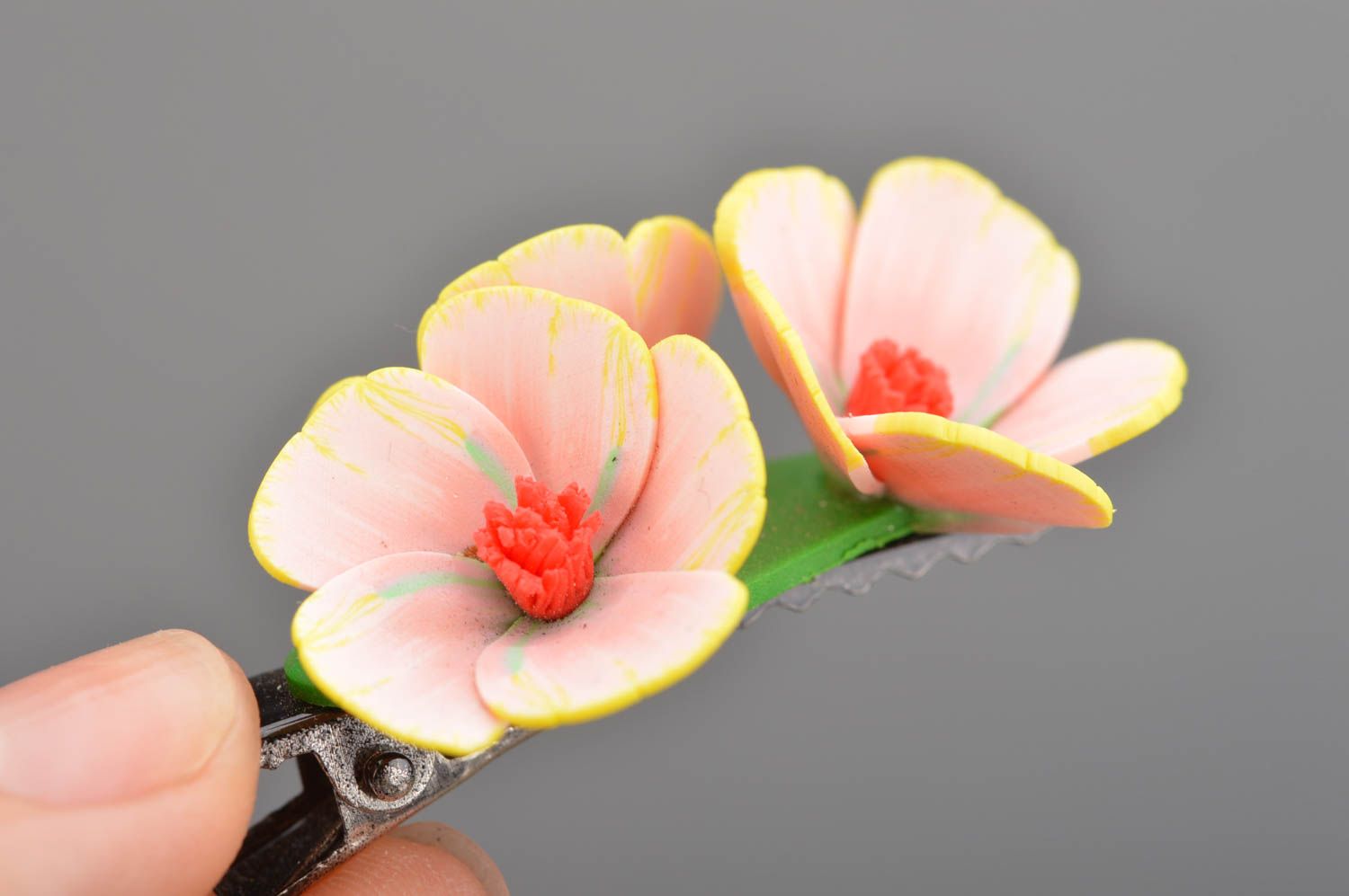 Helle schöne kleine handgemachte Blumen Haarspange in Rosa aus Polymerton foto 2