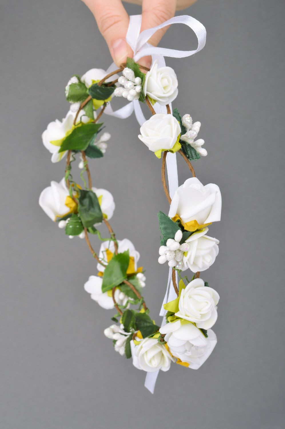 Красивый цветочный ободок на голову ручной работы в виде белых розочек фото 3