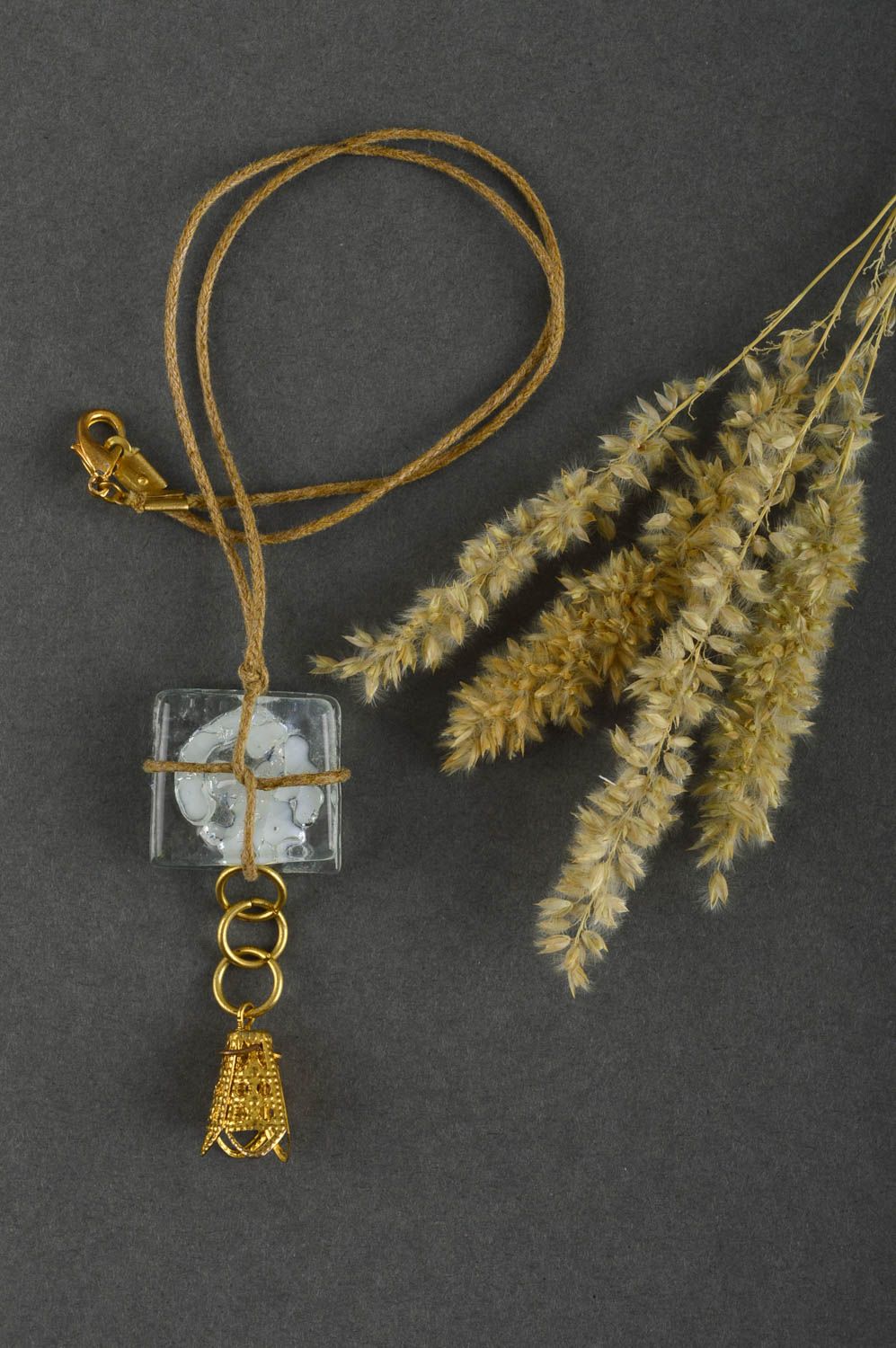 Pendentif verre métal lacet Bijou fait main carré original Cadeau femme photo 1