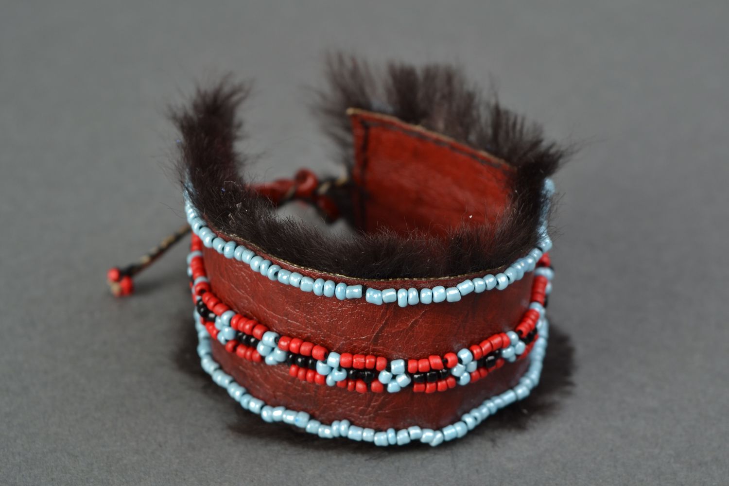 Bracelet large en cuir et fourrure style ethnique Yakoutie photo 3