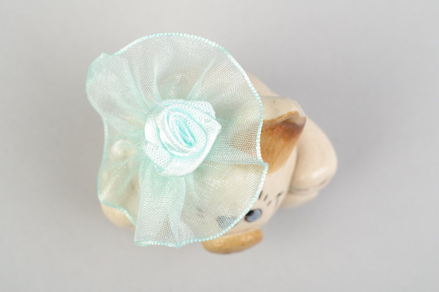 Авторская расписанная глазурью глиняная фигурка свинки с цветком ручной работы фото 4
