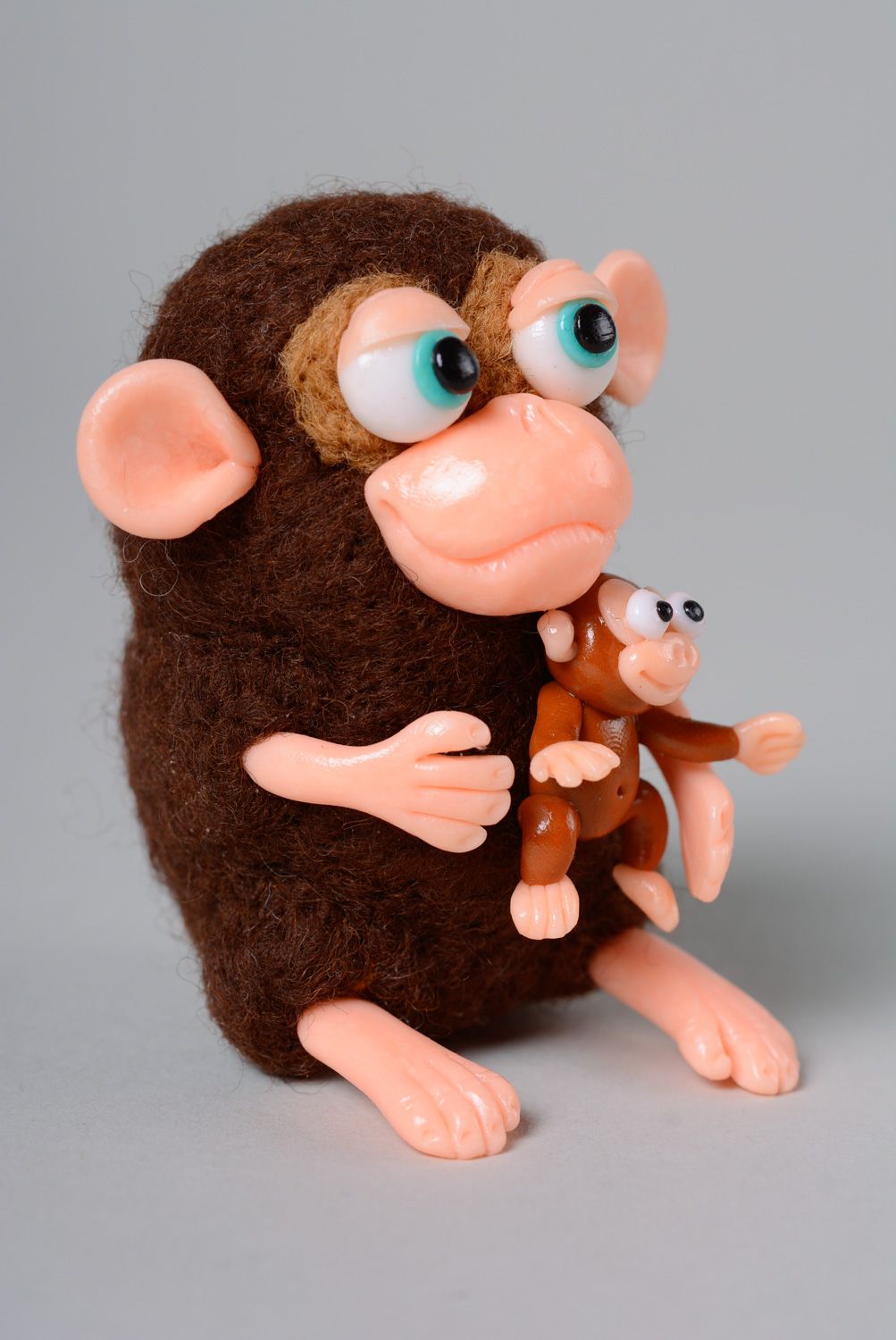 Карманная игрушка из шерсти в виде обезьянки в технике сухого валяния фото 2
