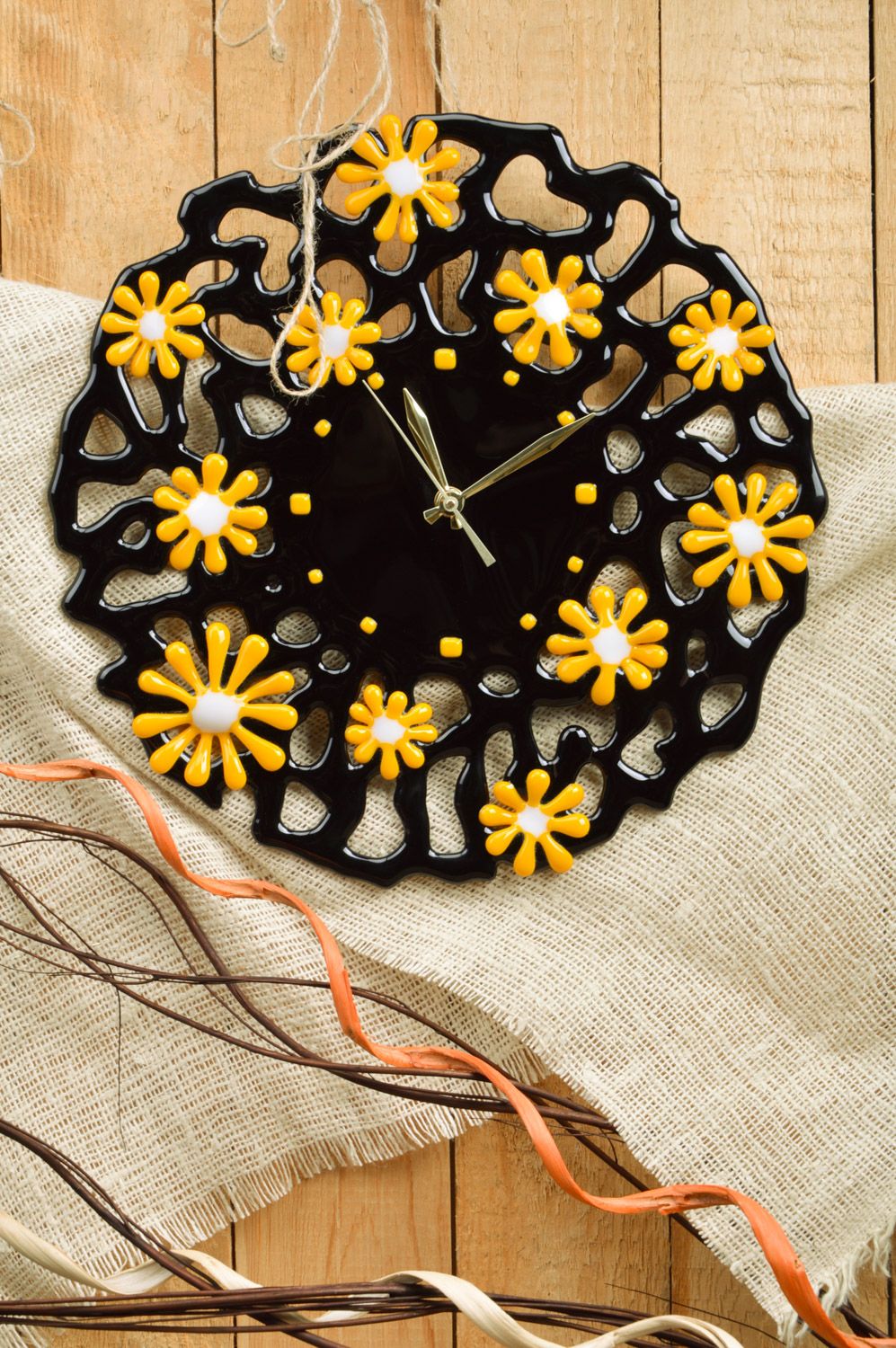 Handmade runde schwarze originelle Deko Wanduhr aus Fusing Glas mit gelben Blumen foto 1