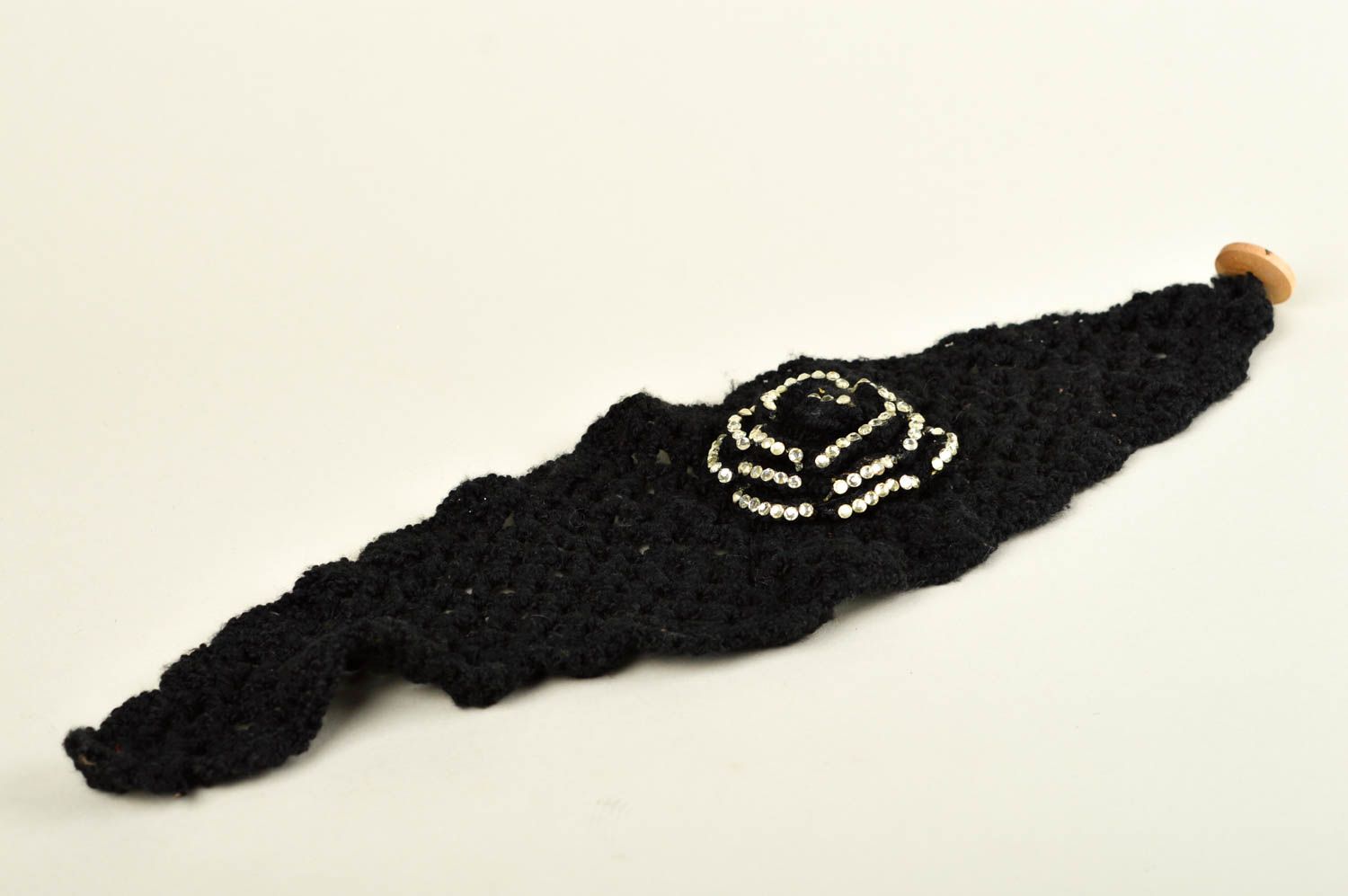 Bandeau Cache-oreilles fait main noir tricoté au crochet Accessoire femme photo 4