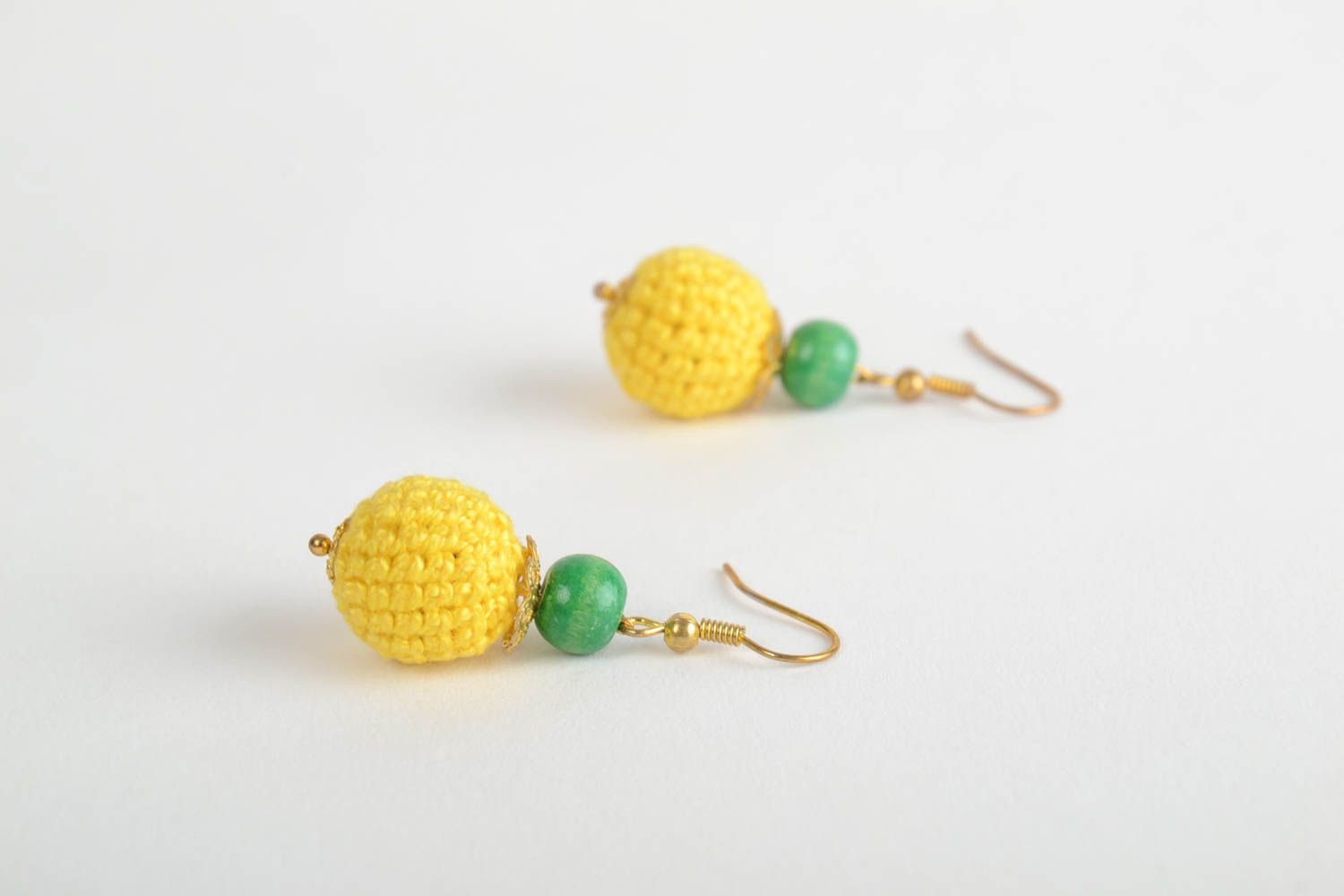 Boucles d'oreilles pendantes faites main en perles tricotées jaune vert photo 5