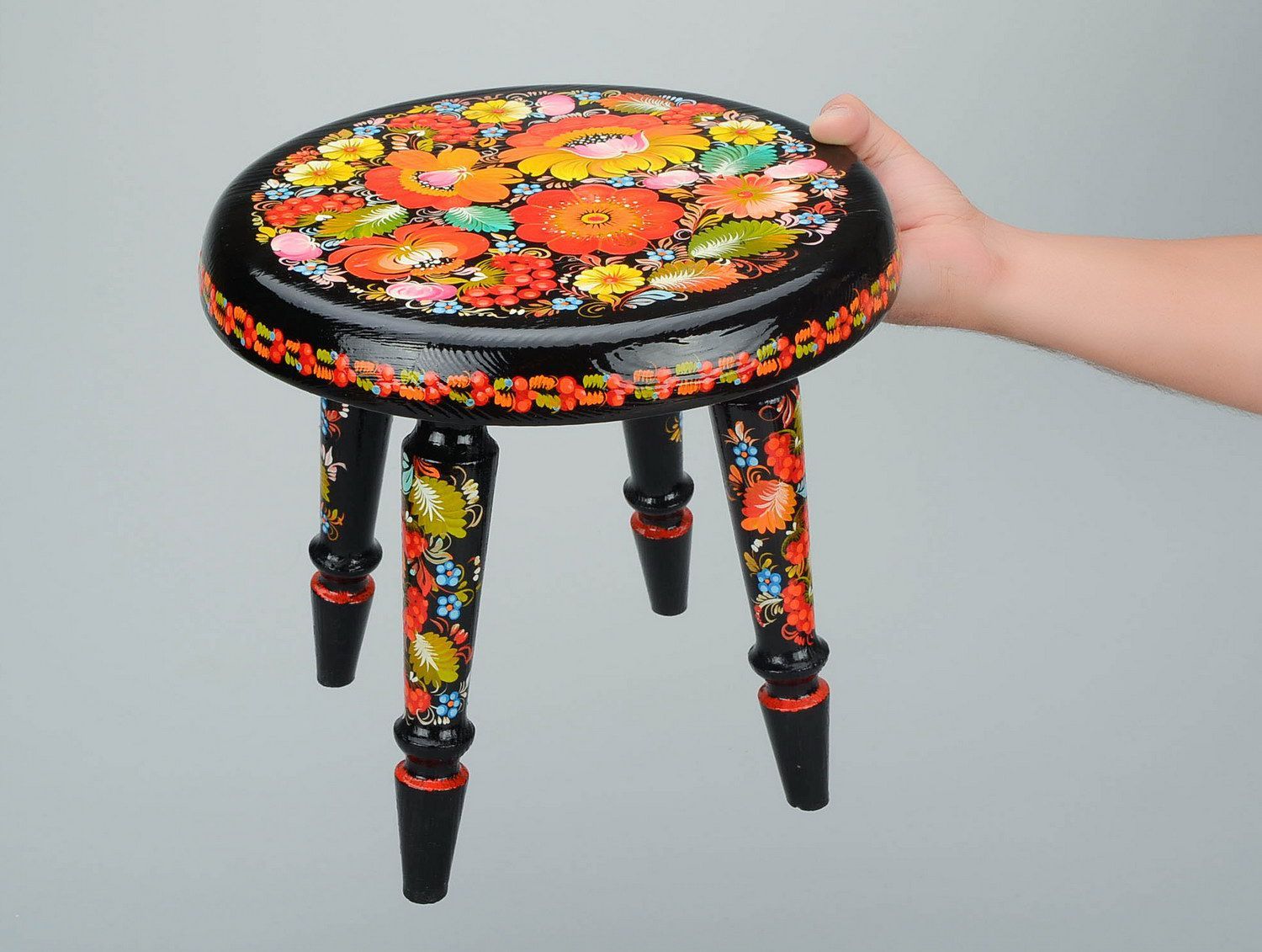 Round stool with carved legs photo 5