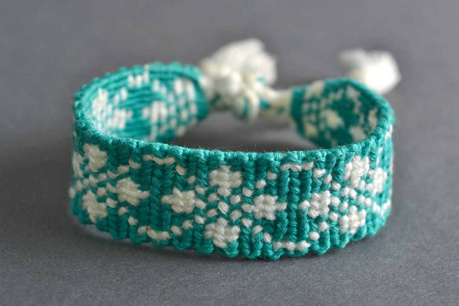 Bracelet tressé en fils technique macramé turquoise blanc fait main motif floral photo 1