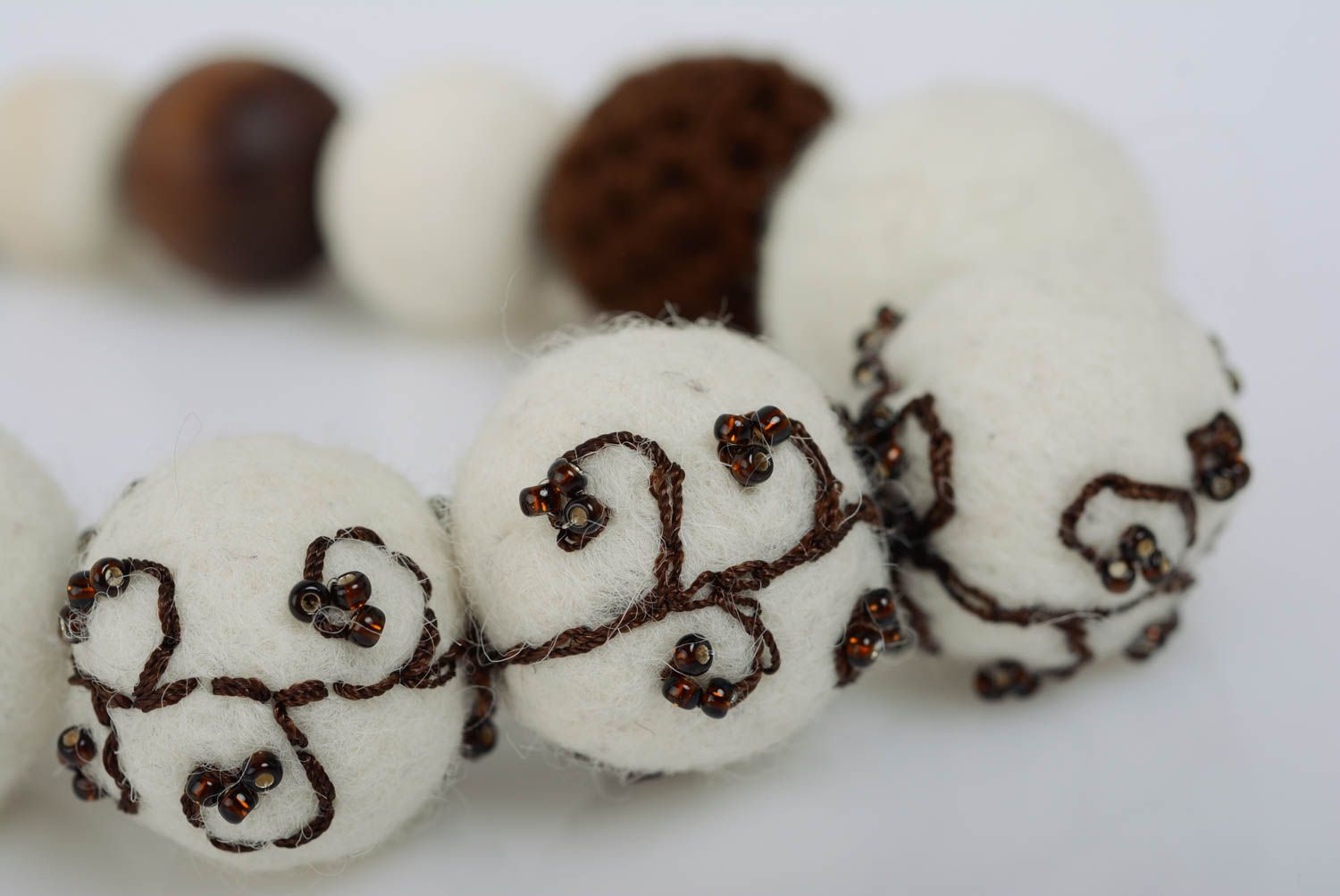 Handmade künstlerisches Collier aus Wolle in Filztechnik weiß braun für Damen foto 4