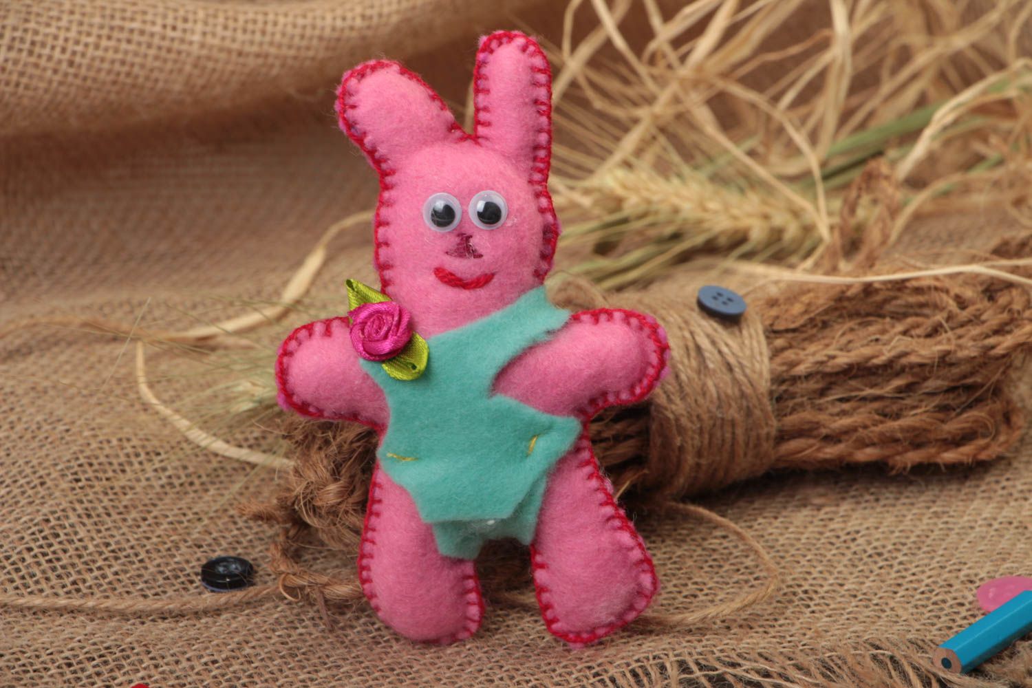Petit jouet lapin rose en feutre fait main original cadeau pour enfant photo 1