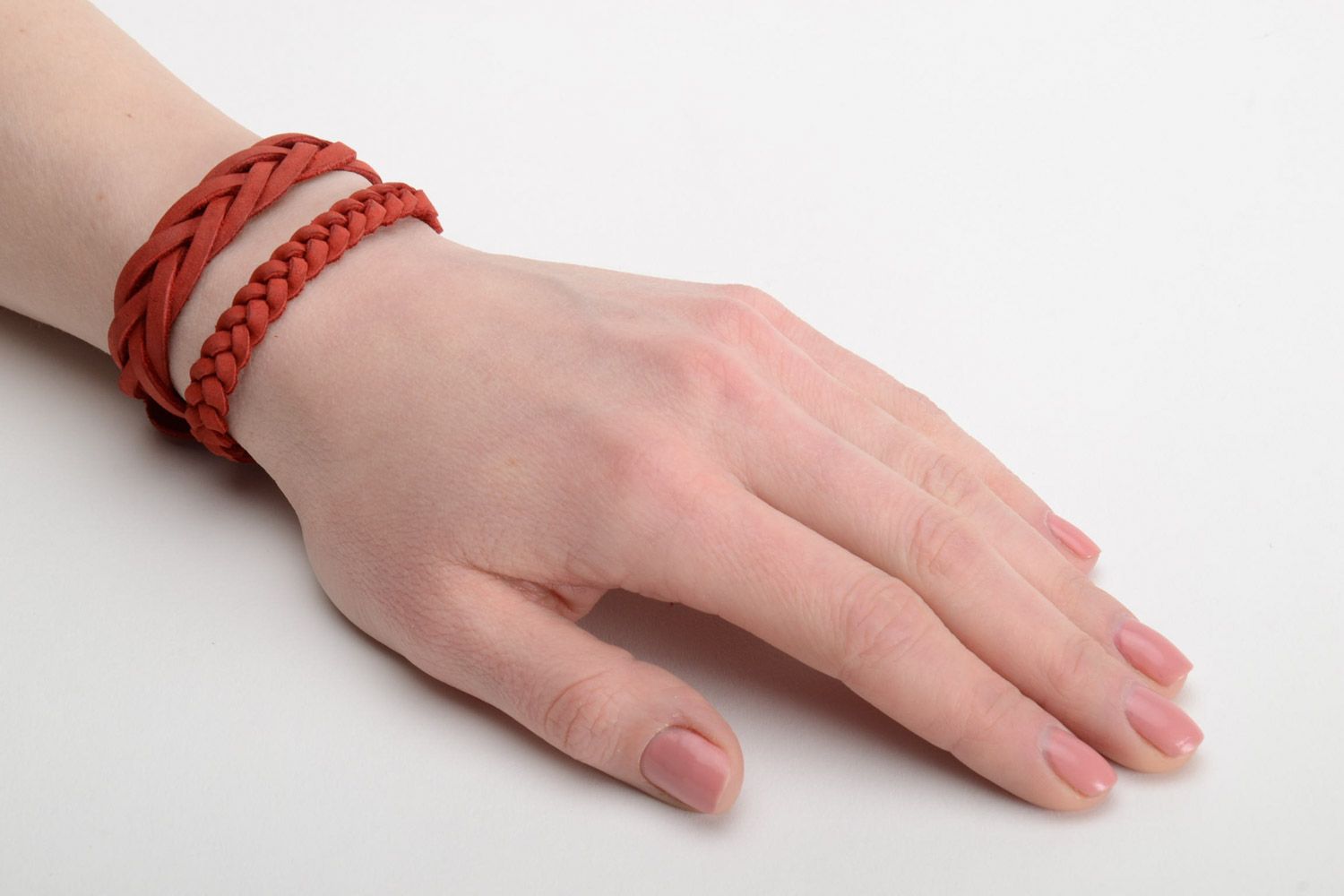 Bracelets en cuir naturel faits main tressés rouges design original 2 pièces photo 5