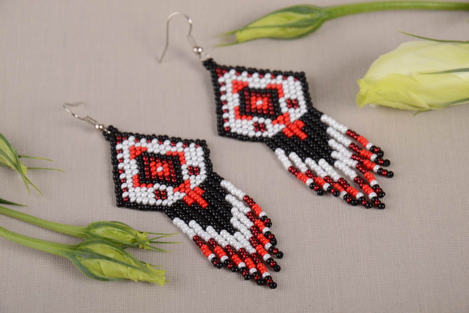 Boucles d'oreilles en perles de rocailles faites main blanc rouge noir ethniques photo 1