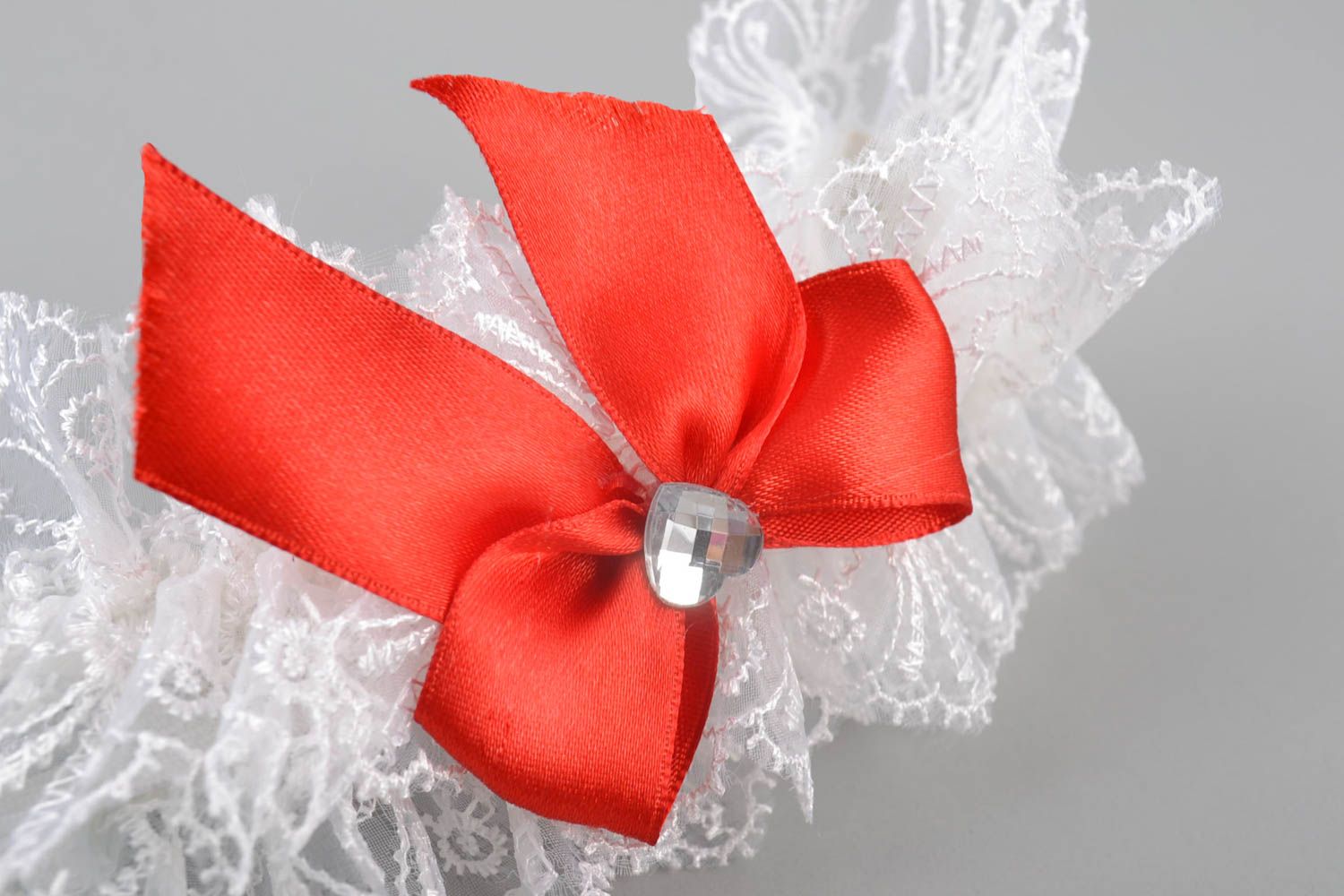 Handgemachtes Hochzeit Strumpfband mit Spitze und roter Schleife aus Atlasband foto 3