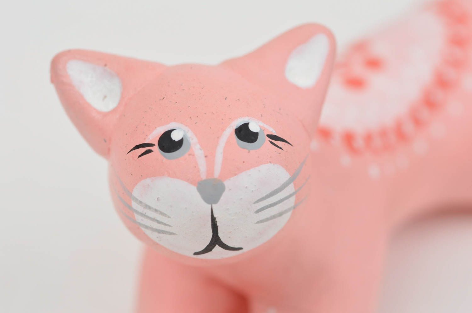 Расписная керамическая статуэтка из глины в виде розовой кошки ручная работа фото 5