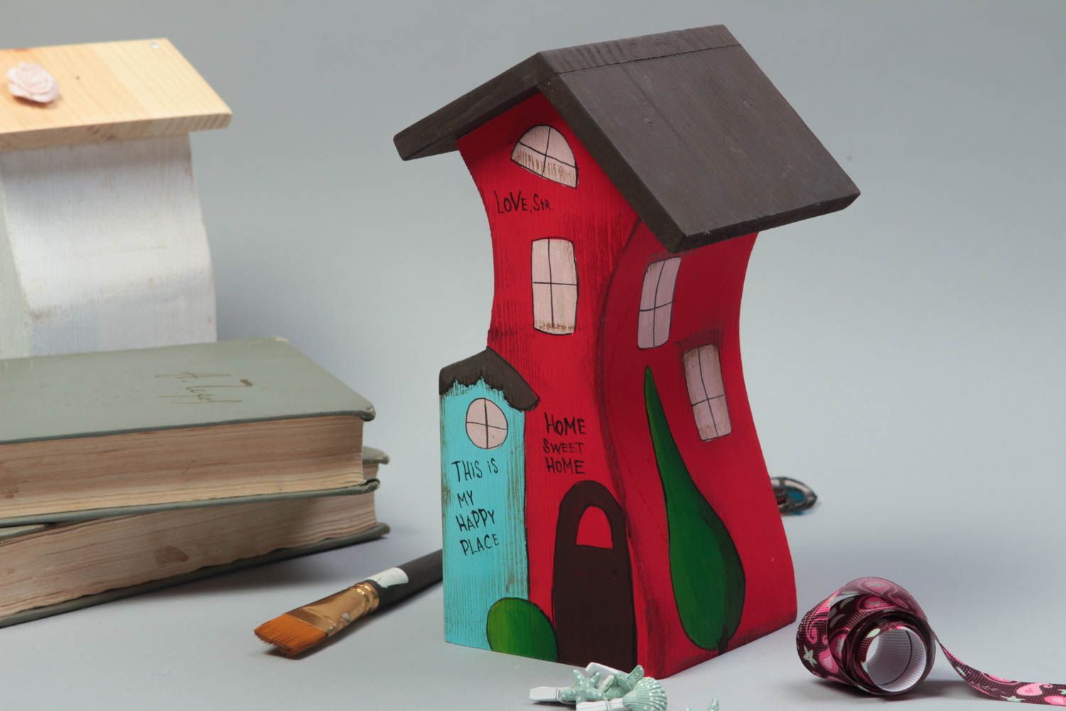 Holz Figur Handmade Deko Figur aus Holz Miniatur Figur mit bunter Bemalung Haus foto 1
