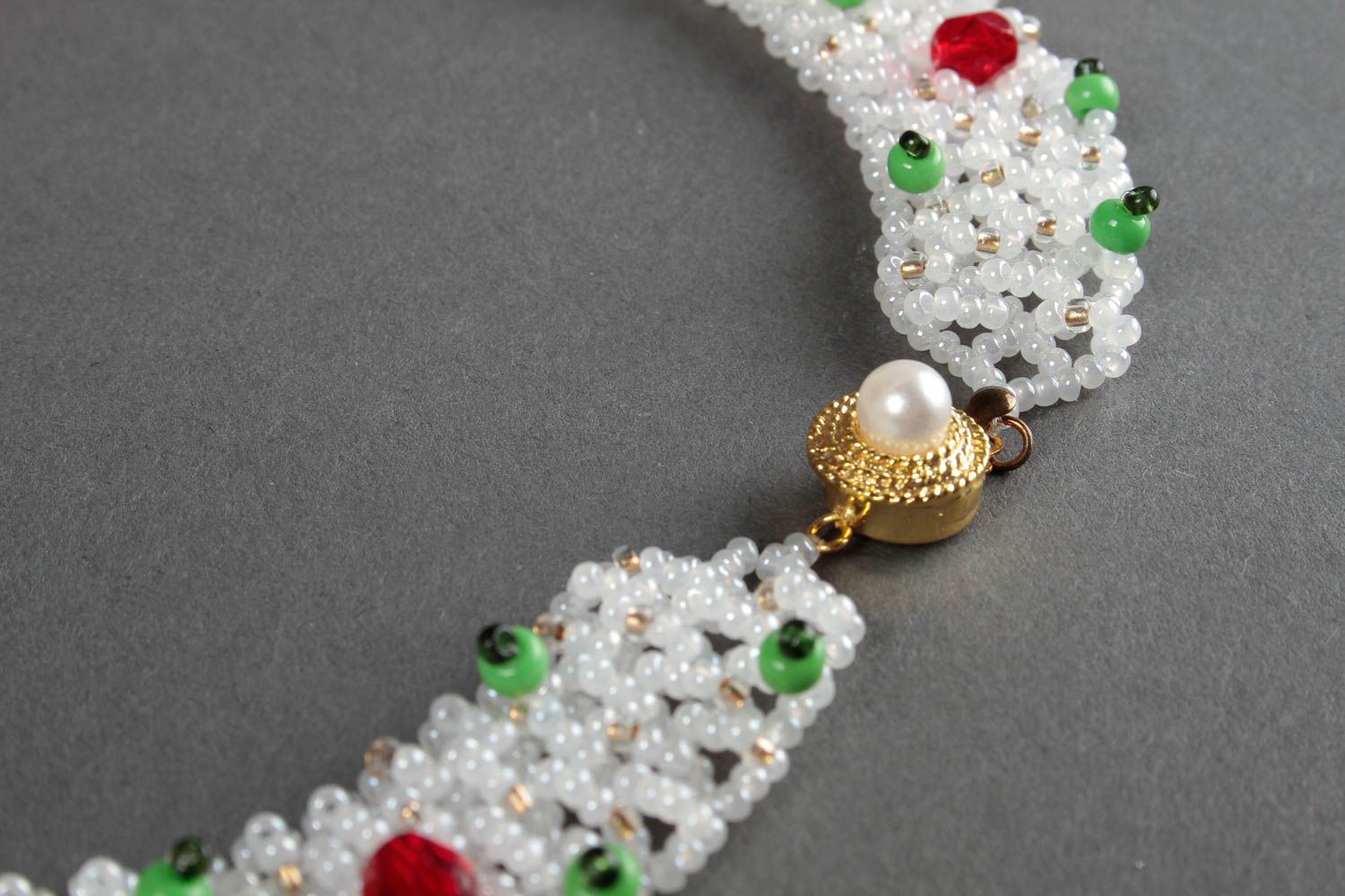 Колье из бисера украшение ручной работы белое ожерелье из бисера с маками фото 3