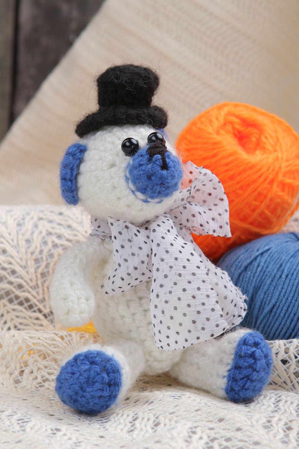 Jouet tricoté Peluche faite main ourson blanc bleu Cadeau enfant Fiancé photo 1
