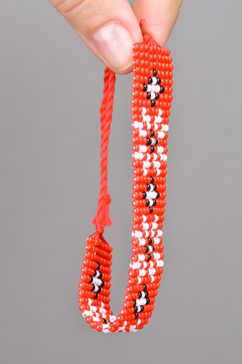 Damen handgemachtes einzigartiges rotes Armband aus Glasperlen mit Blumenmuster  foto 2