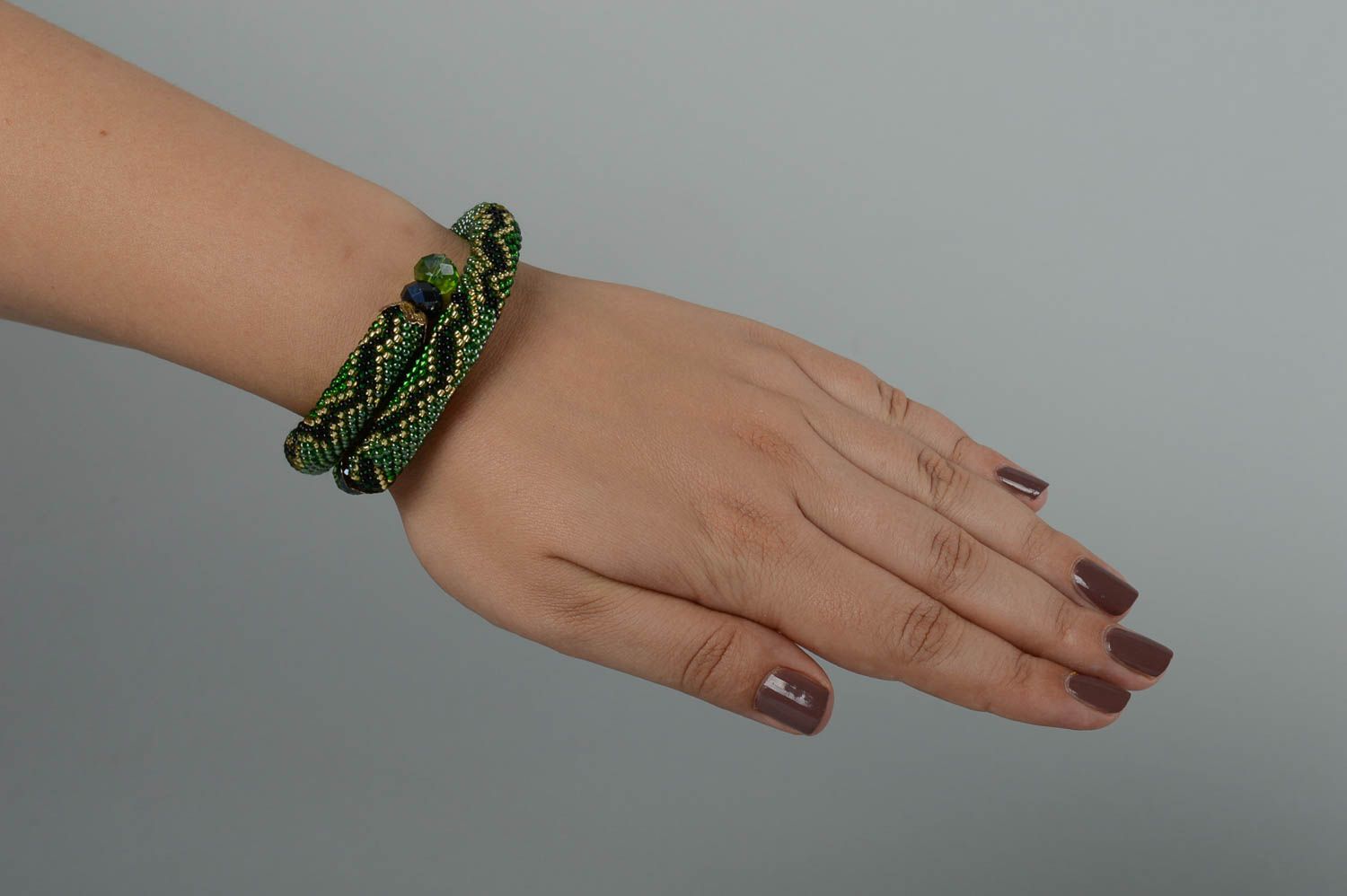Bracelet élastique femme, perle en nacre vert émeraude, perles de rocailles  noires - Fait main avec ♥︎