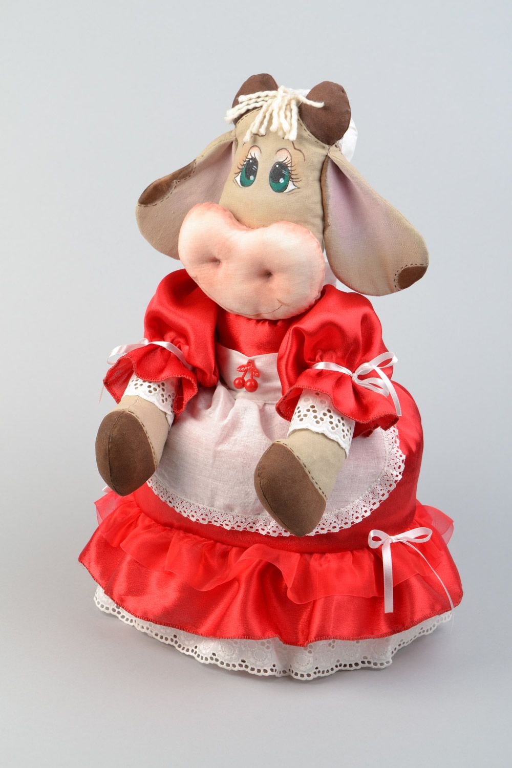 Funda para tetera artesanal muñeca de tela en vestido rojo vaca foto 1