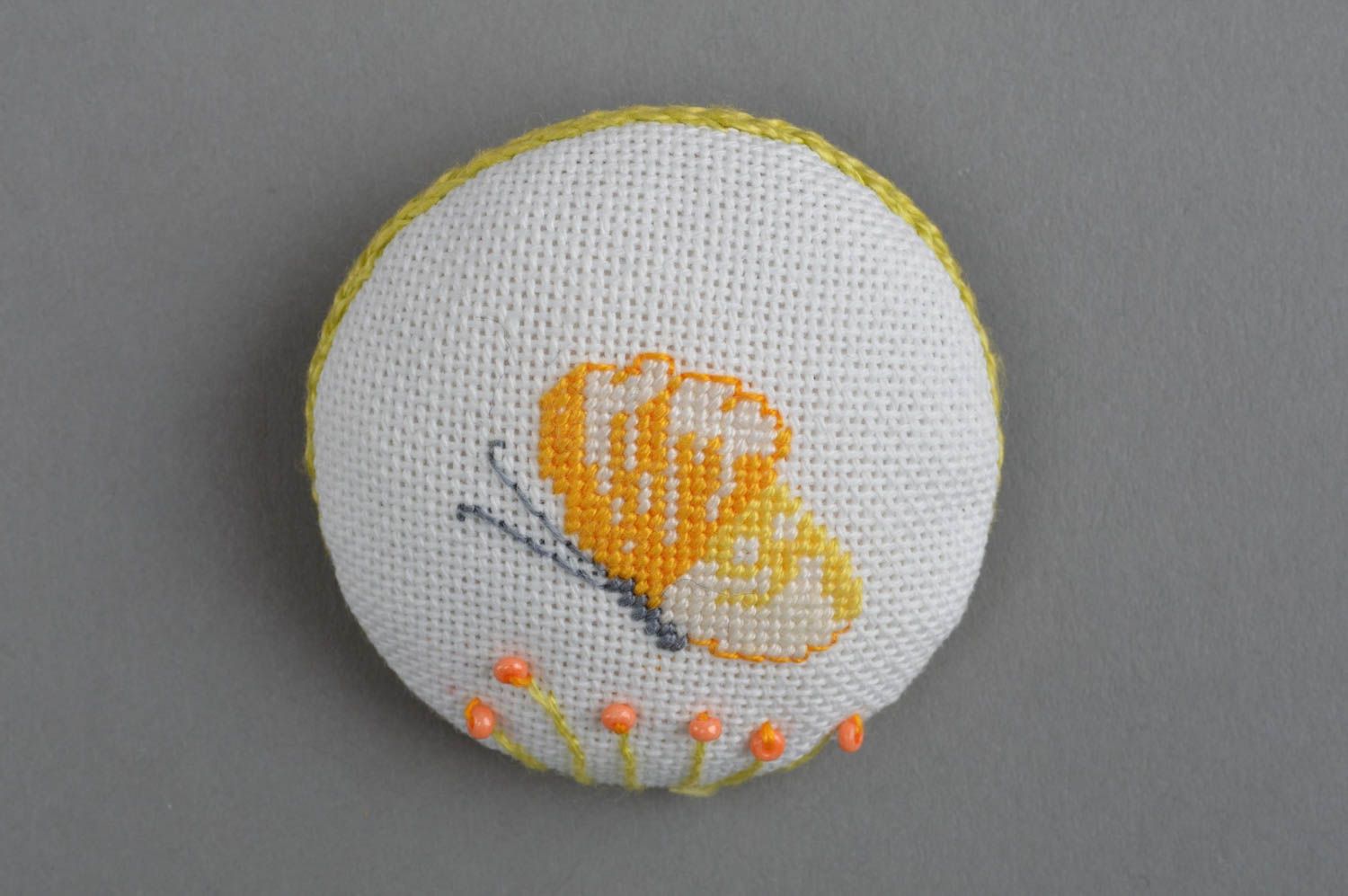 Мягкая текстильная круглая брошь ручной работы с вышивкой оригинальная Бабочка фото 2